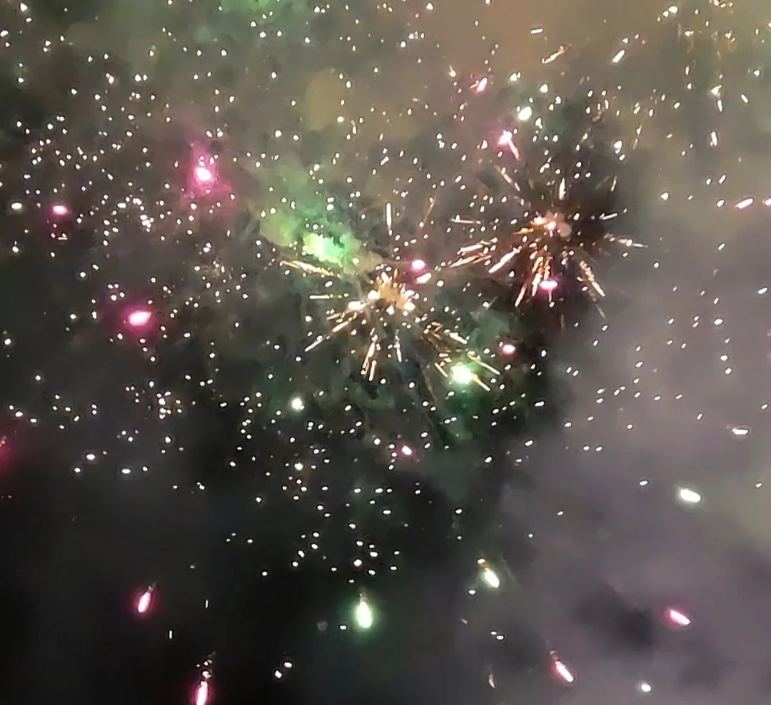 Kembang Api Warnai Langit di Malam Imlek