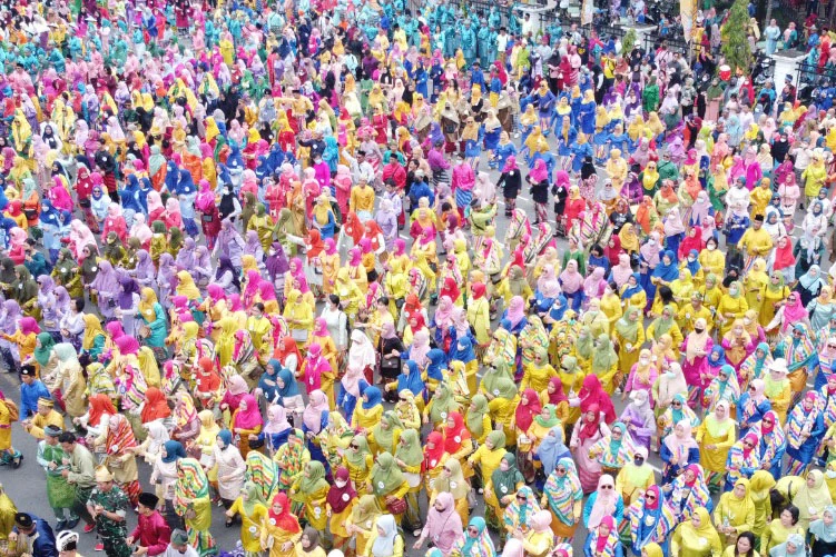 Euforia Hari Jadi, Ribuan Masyarakat Tumpah Ruah Berjepin Massal