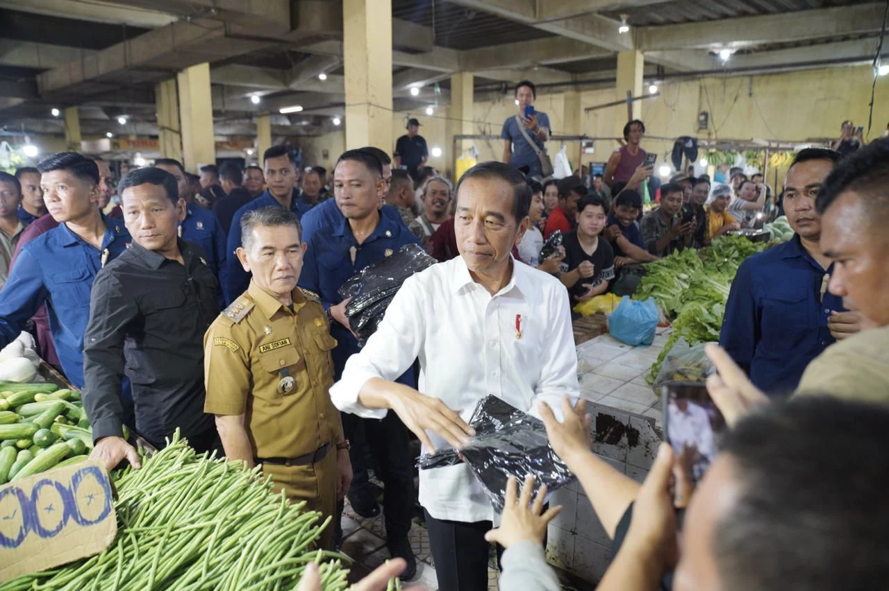 Ke Pasar Mawar, Jokowi Sebut Harga Pangan di Pontianak Baik