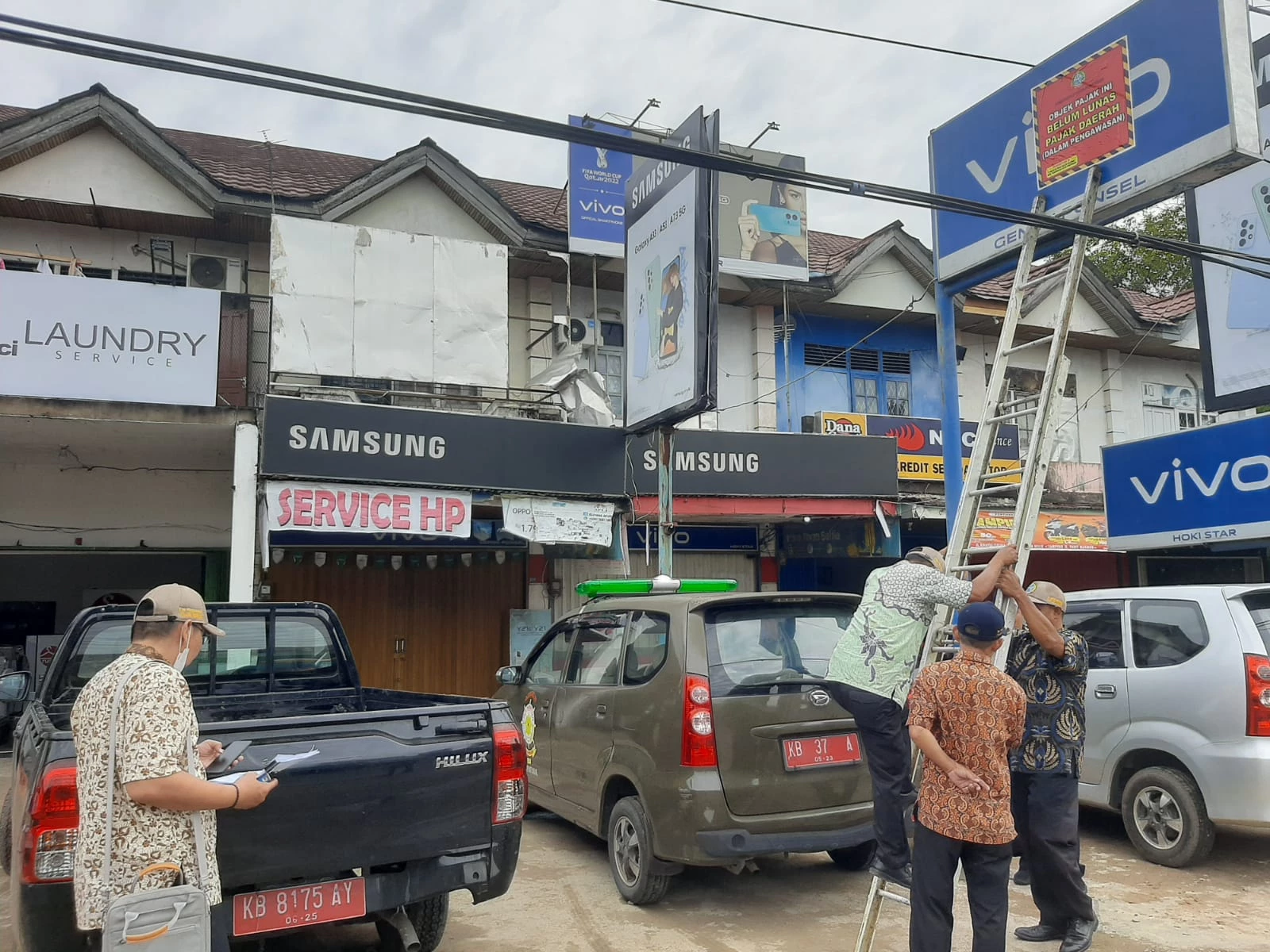 Tak Bayar Pajak, 16 Reklame Disegel Tim Penertiban Pajak Daerah