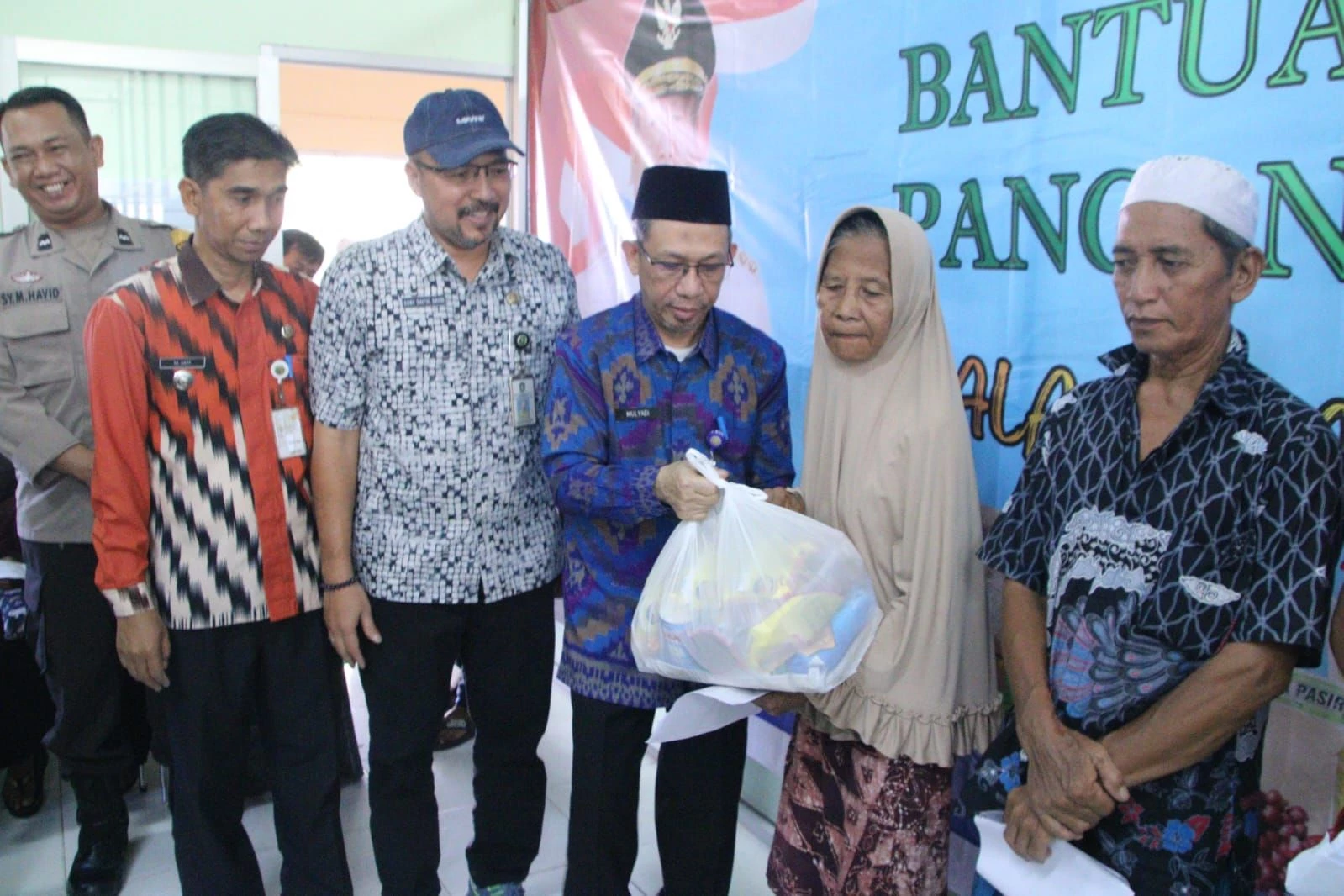 300 Warga Kelurahan Dalam Bugis Terima Penyaluran Bantuan Pangan