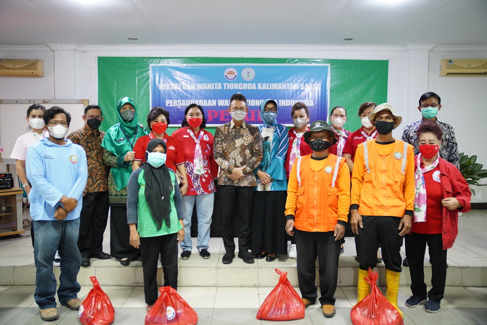 Syahyeri Merasa Terbantu dengan Bantuan Sembako