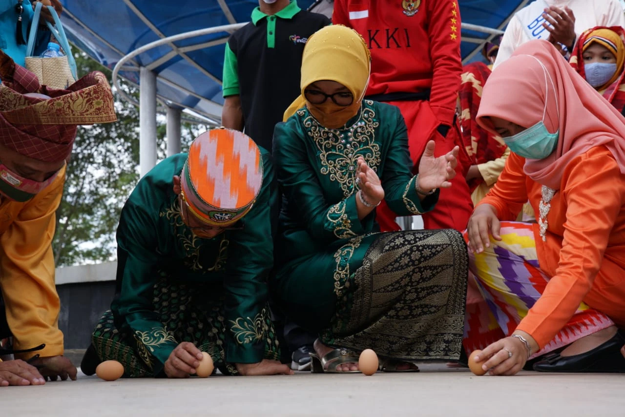 Telur Berdiri Tegak Tandai Kulminasi Matahari di Pontianak