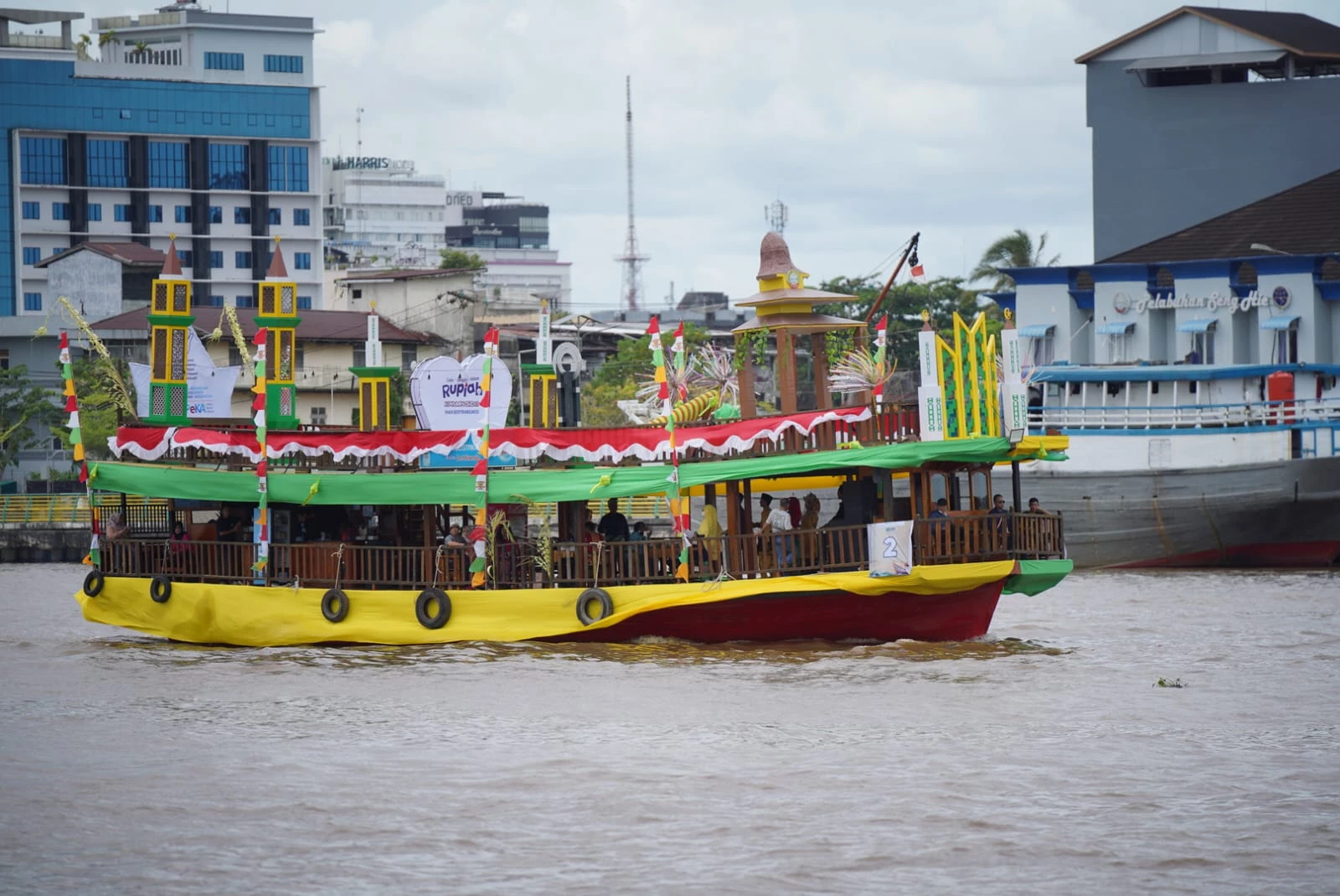 Pontianak Juara I Kapal Hias Saprahan Khatulistiwa