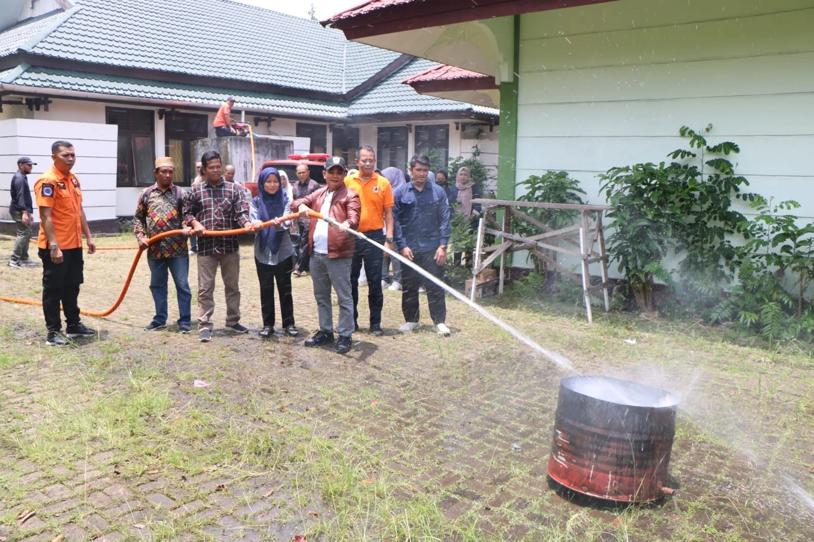 Pemkot Bantu Alat Damkar dan Perlengkapan Posyandu di Pontianak Utara
