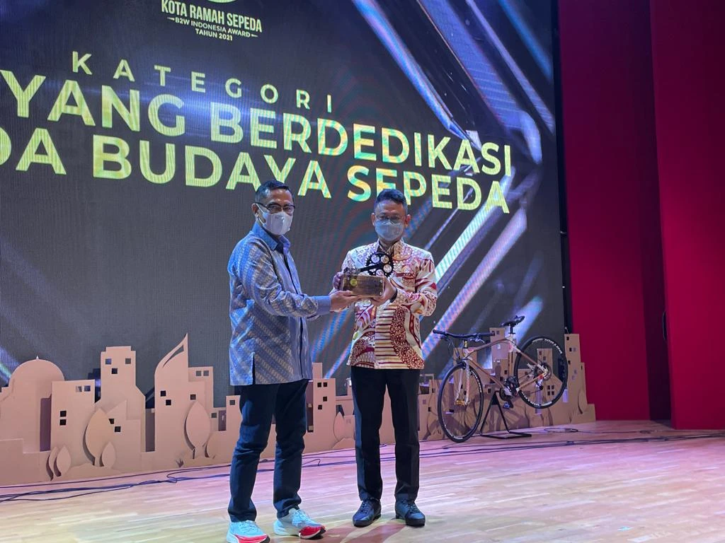 Komitmen Wujudkan Kota Ramah Sepeda, Wako Edi Kamtono Didapuk B2W Award