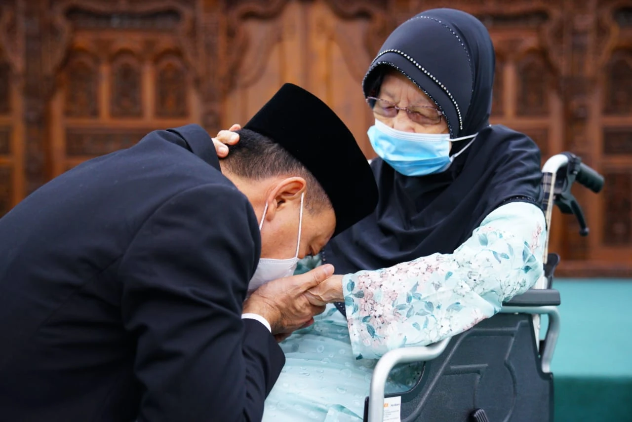 Edi Kamtono Sungkeman Kepada Ibunda di Hari Lebaran