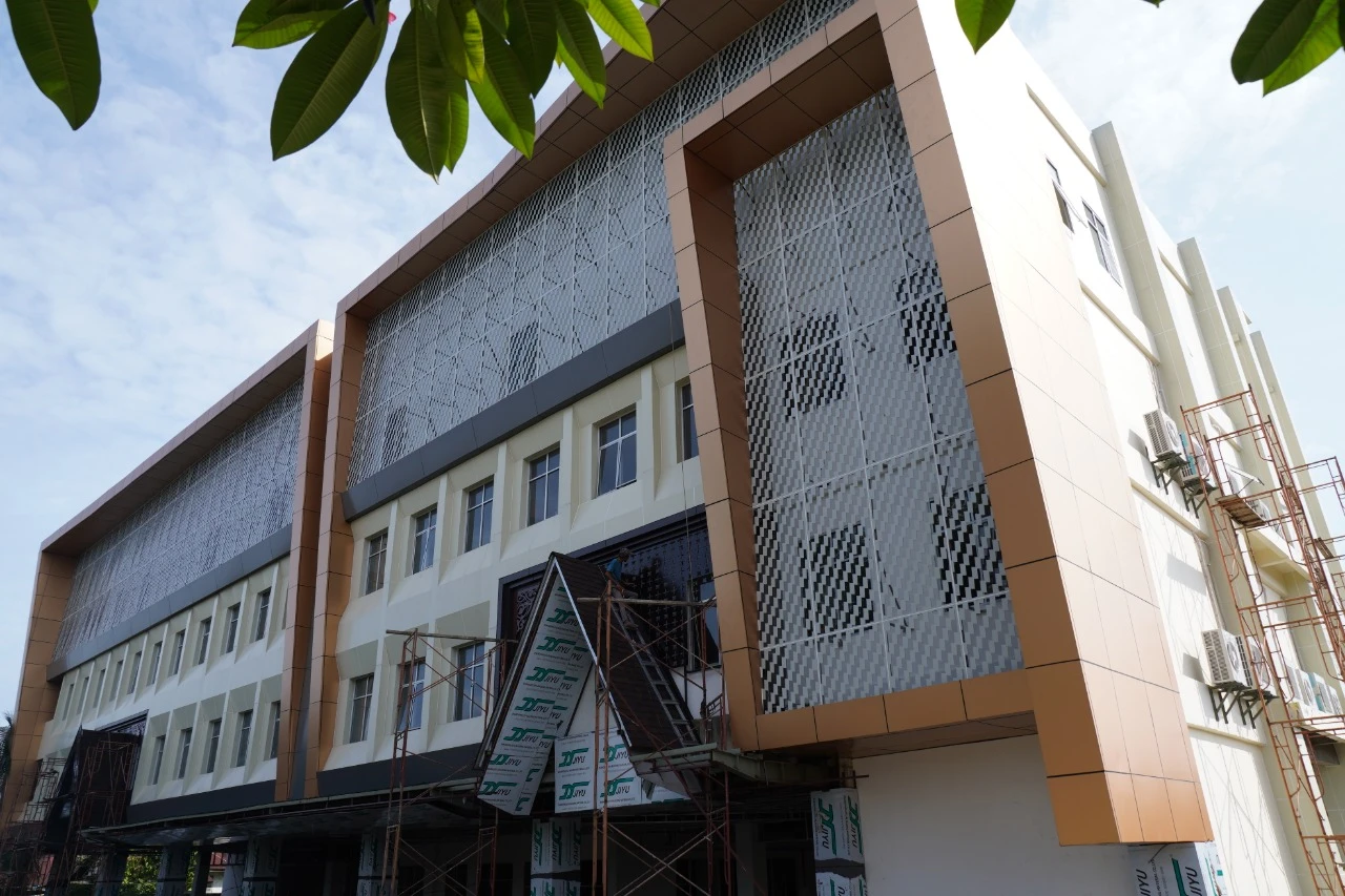 Tinjau RS di Pontianak Utara, Edi Sebut Pembangunannya Sudah 87 persen