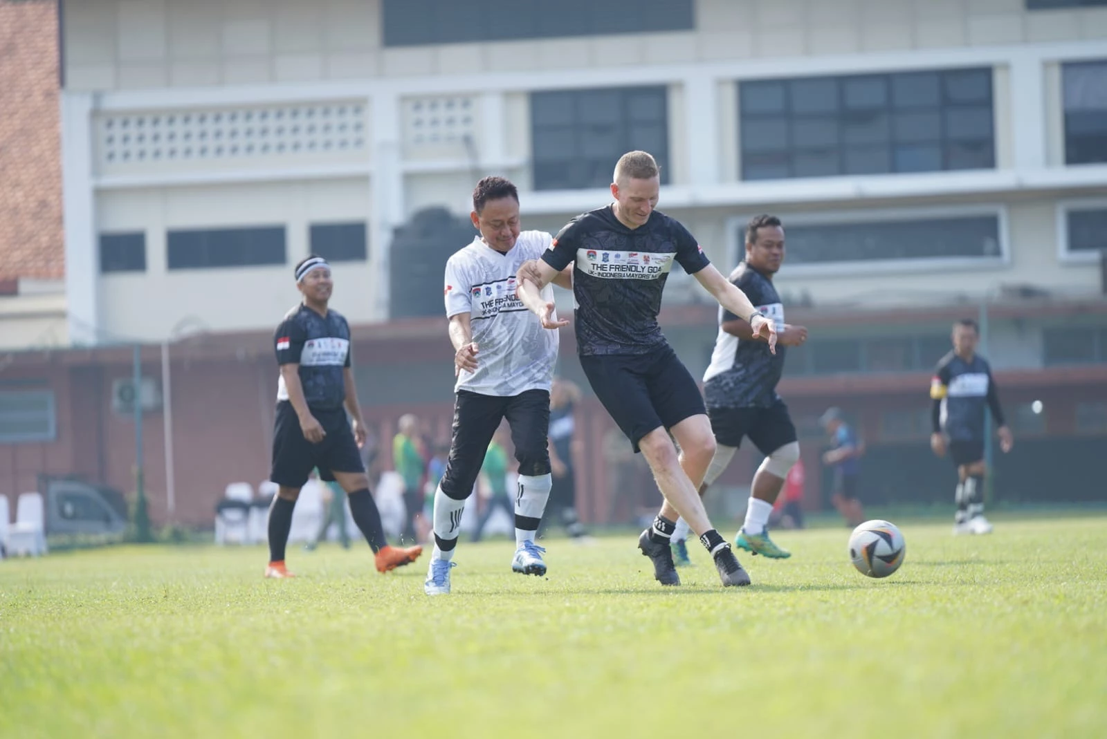 Keseruan Laga Sepak Bola antar Wali Kota di APEKSI Surabaya