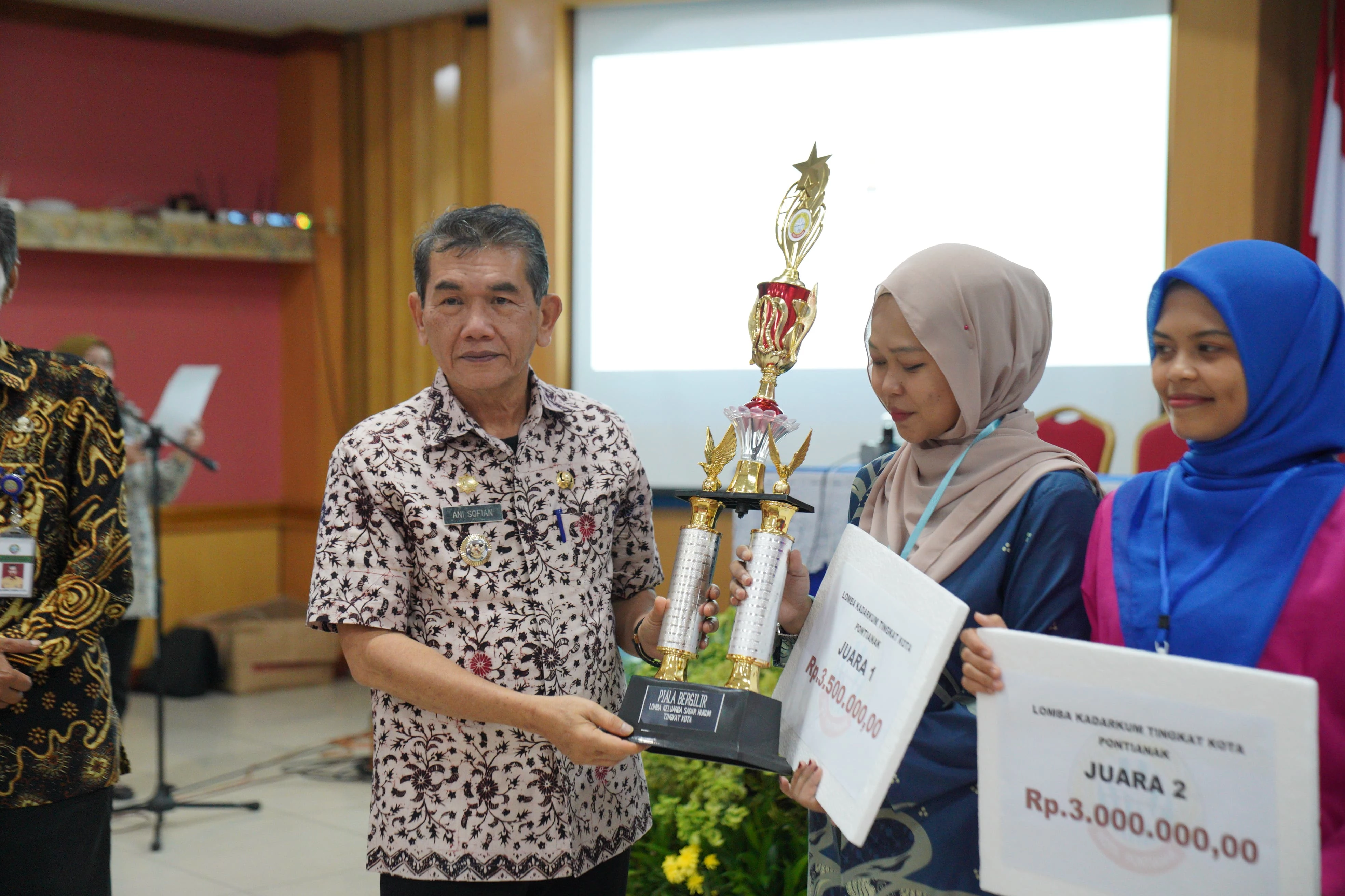 Kelurahan Pal Lima Juarai Lomba Kadarkum Tingkat Kota Pontianak