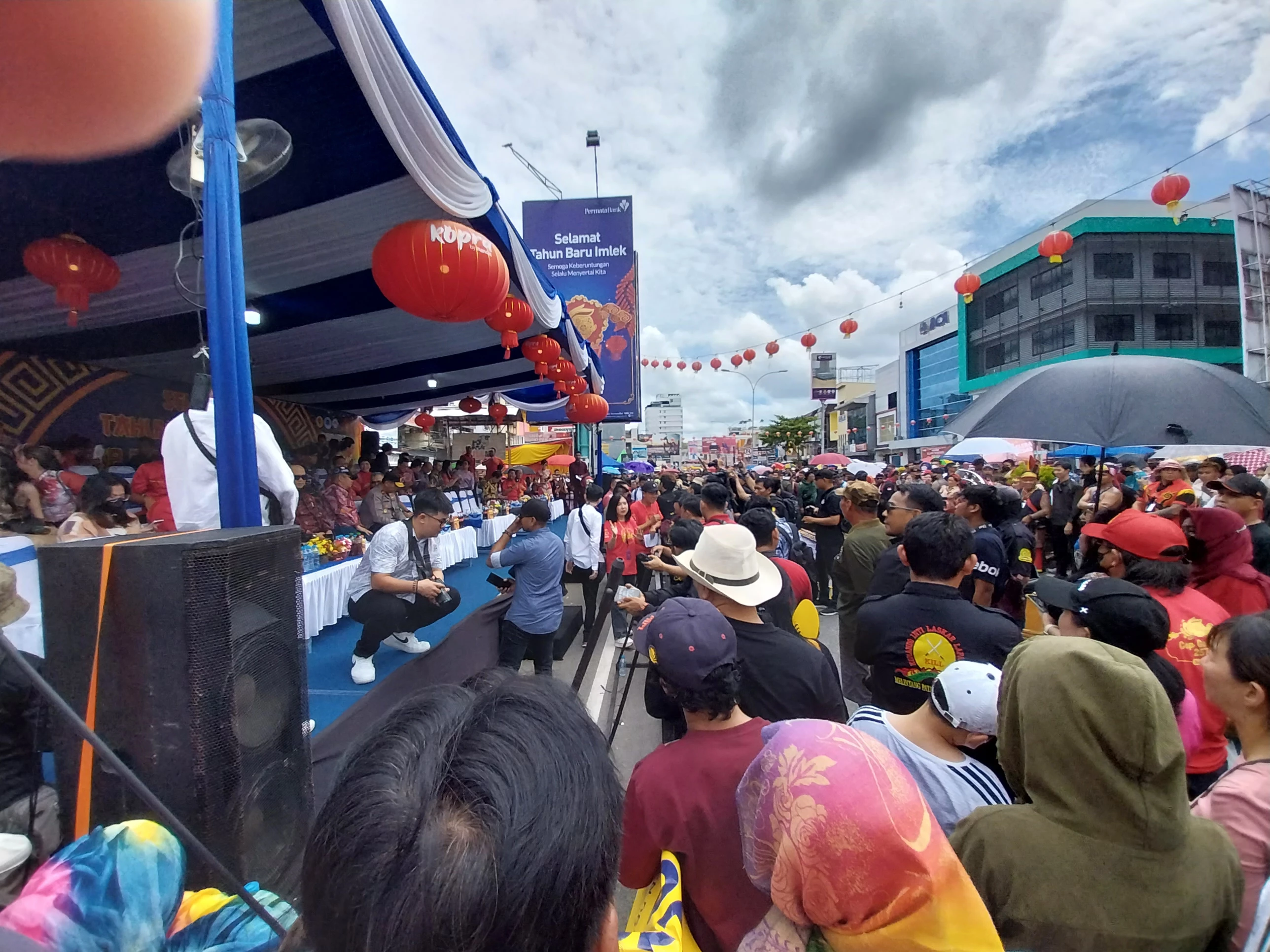 Warga Antusias Saksikan Karnaval Naga dan Barongsai