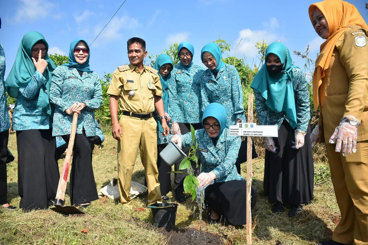 Aksi PKK Pontianak Tanam Pohon Demi Revolusi Hijau