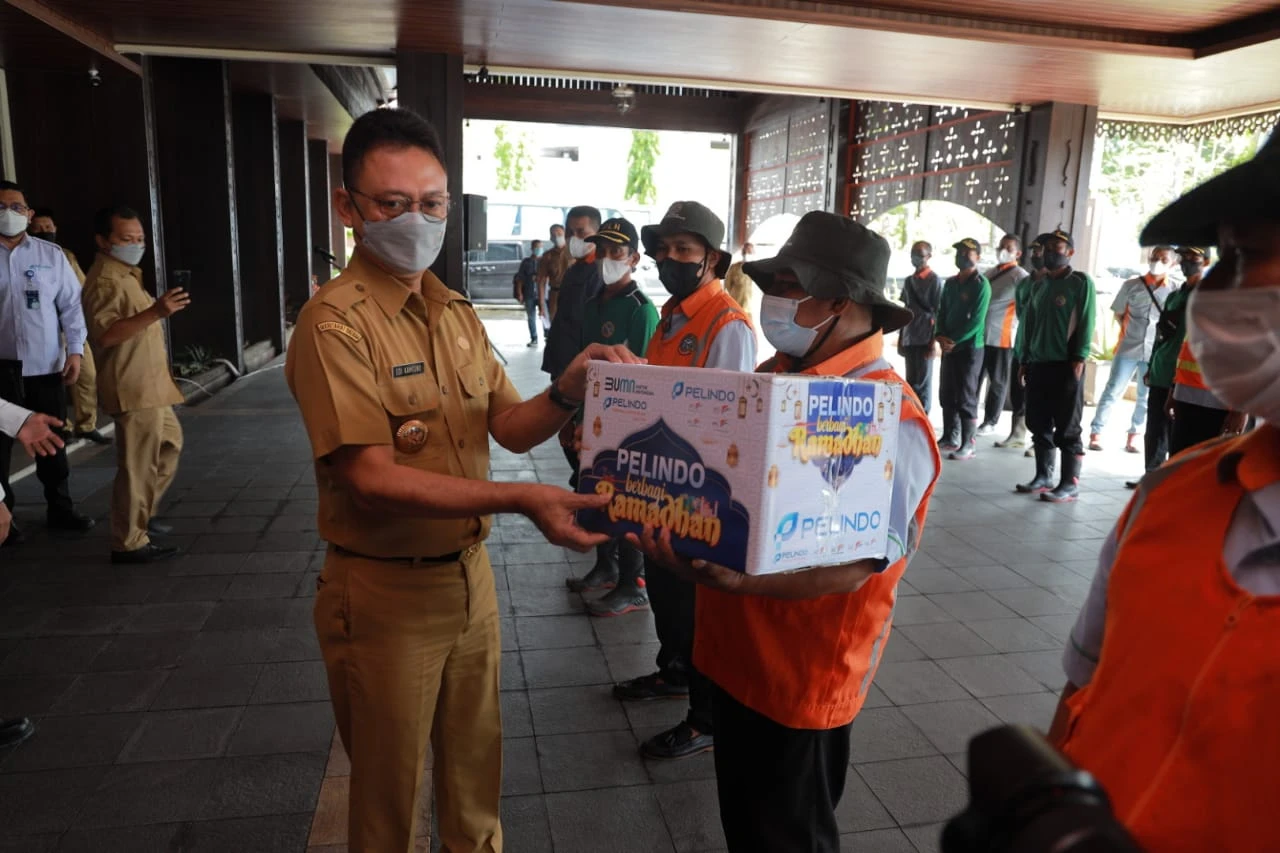 743 Pekerja Penanganan Sarana Umum Terima Paket Lebaran