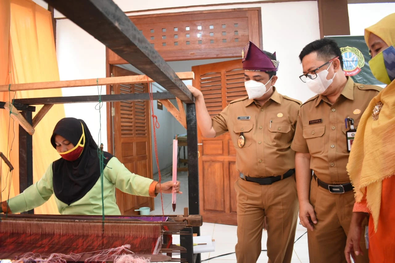 Resmikan Rumah Produksi Tenun, Bahasan Harap Dongkrak Ekonomi Warga