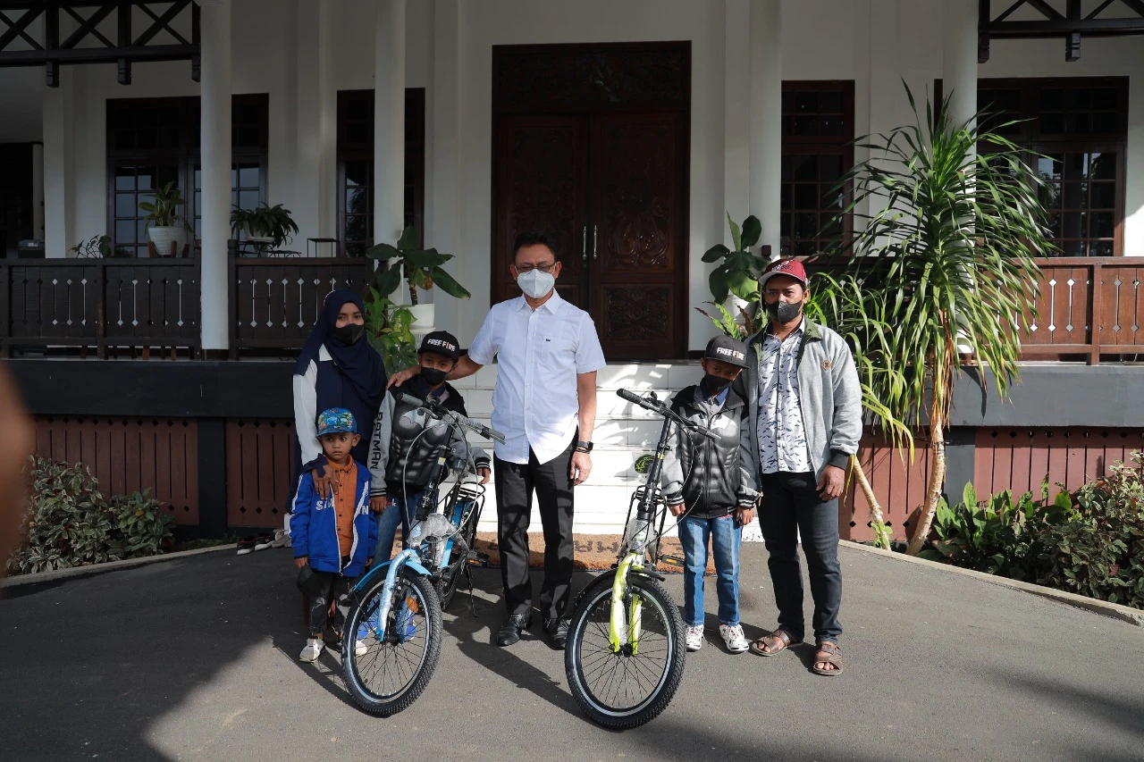 Si Kembar Faris dan Daris Terima Sepeda dari Wali Kota