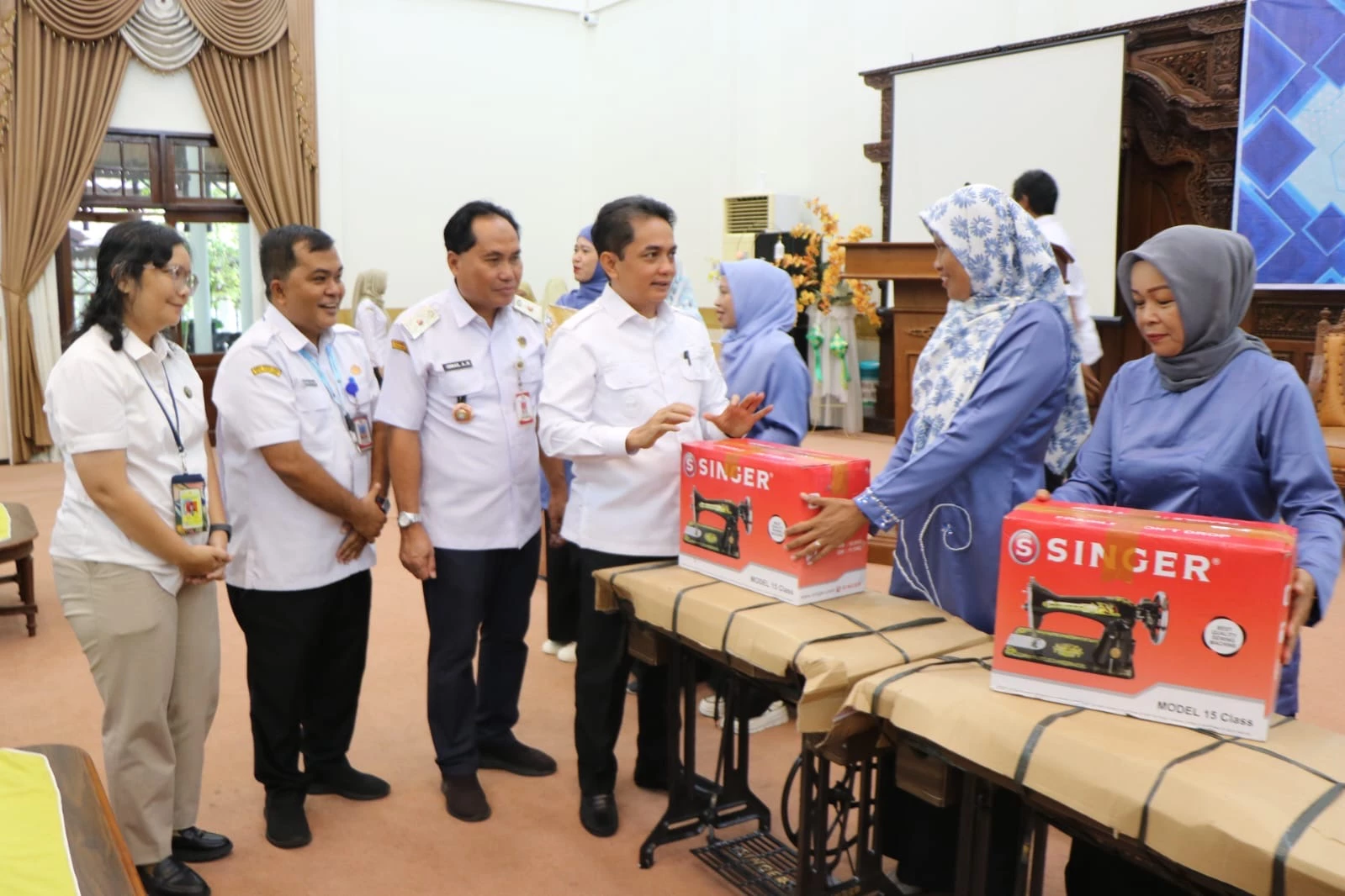 Pemkot Bantu Peralatan Kerja, Dorong Warga Mandiri