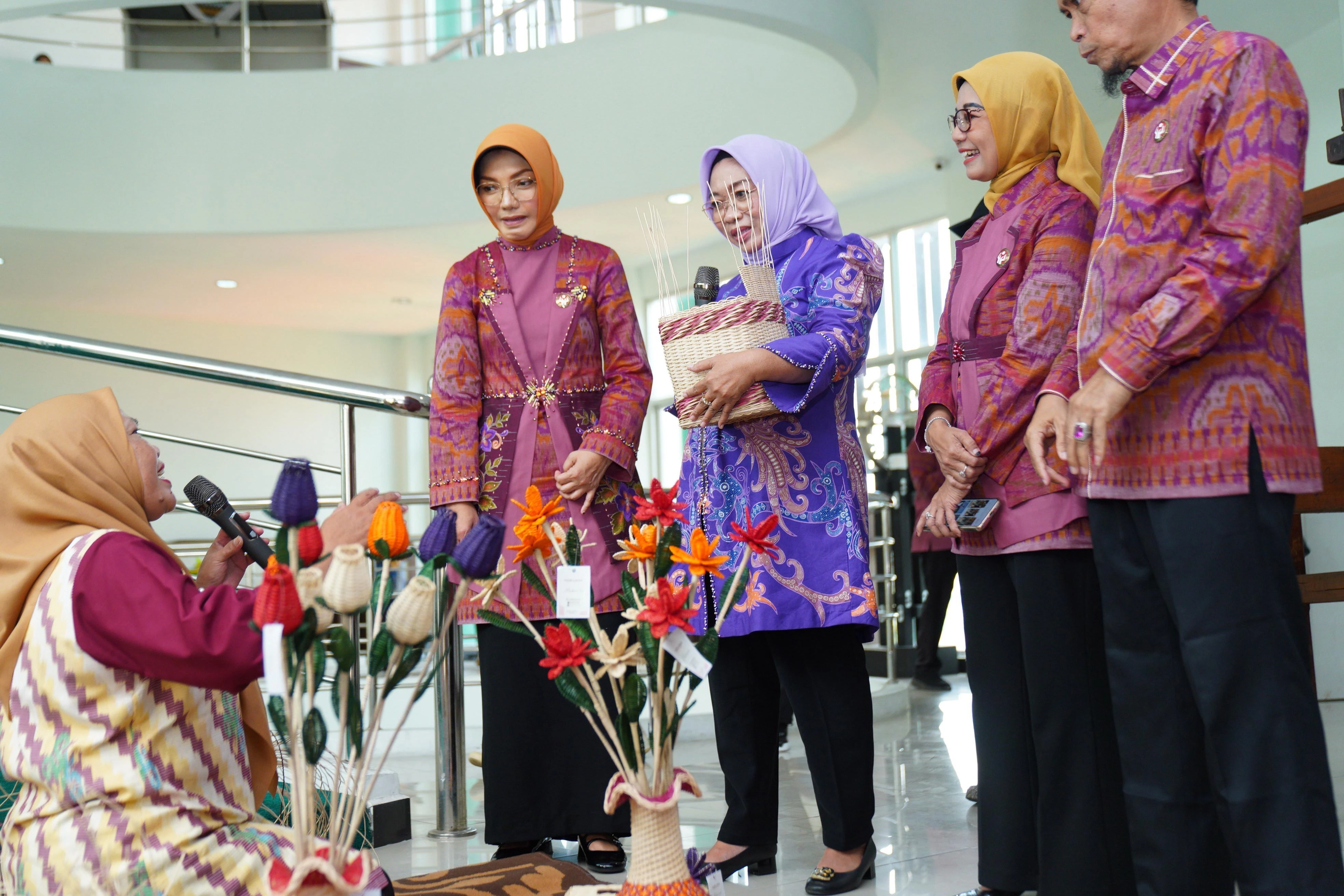 Dekranasda Kotawaringin Timur Terkesan Hasil Kerajinan Khas Pontianak