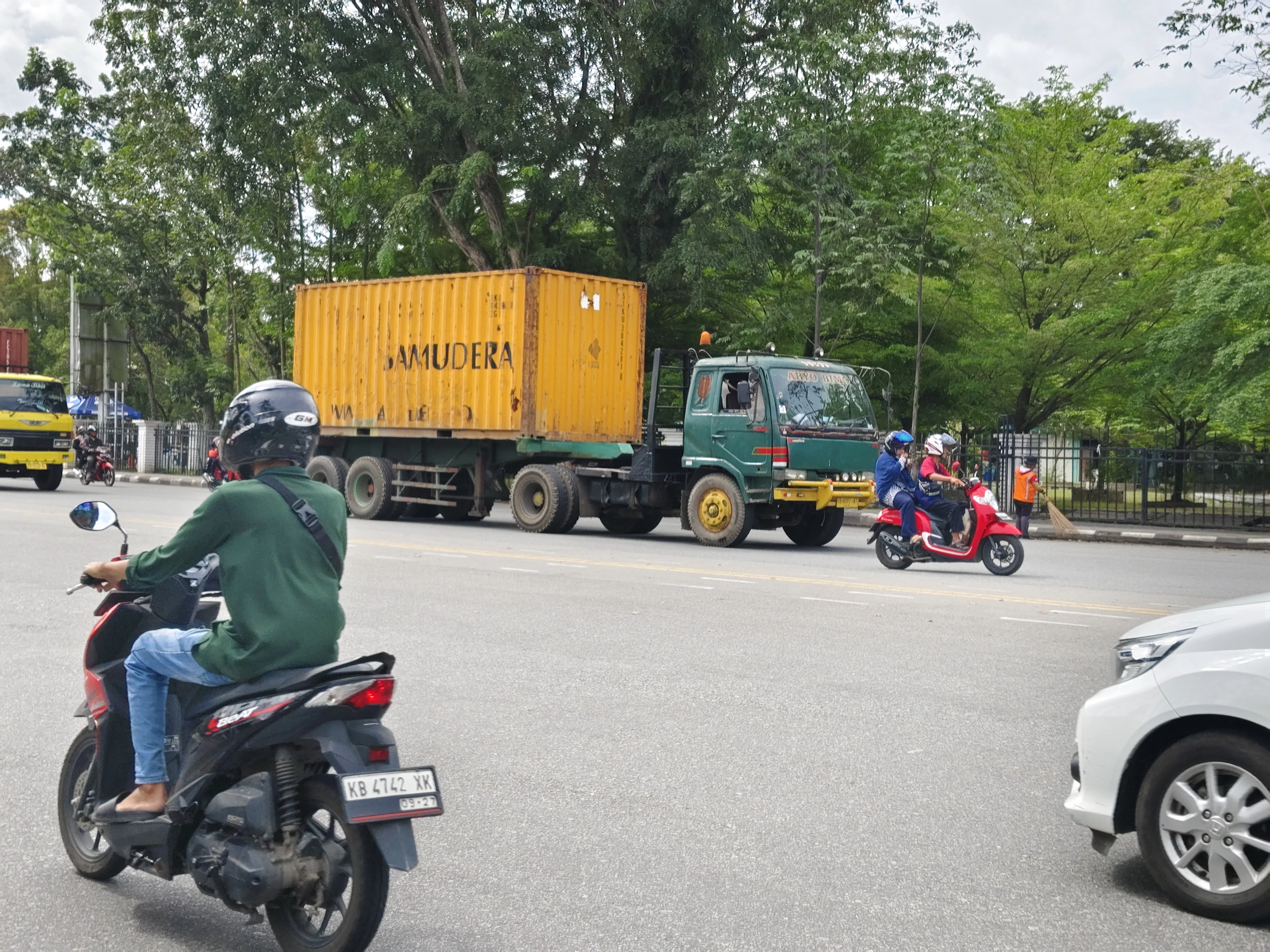 Pj Wali Kota Instruksikan Dishub Tertibkan Truk Kontainer Tanpa Twist Lock