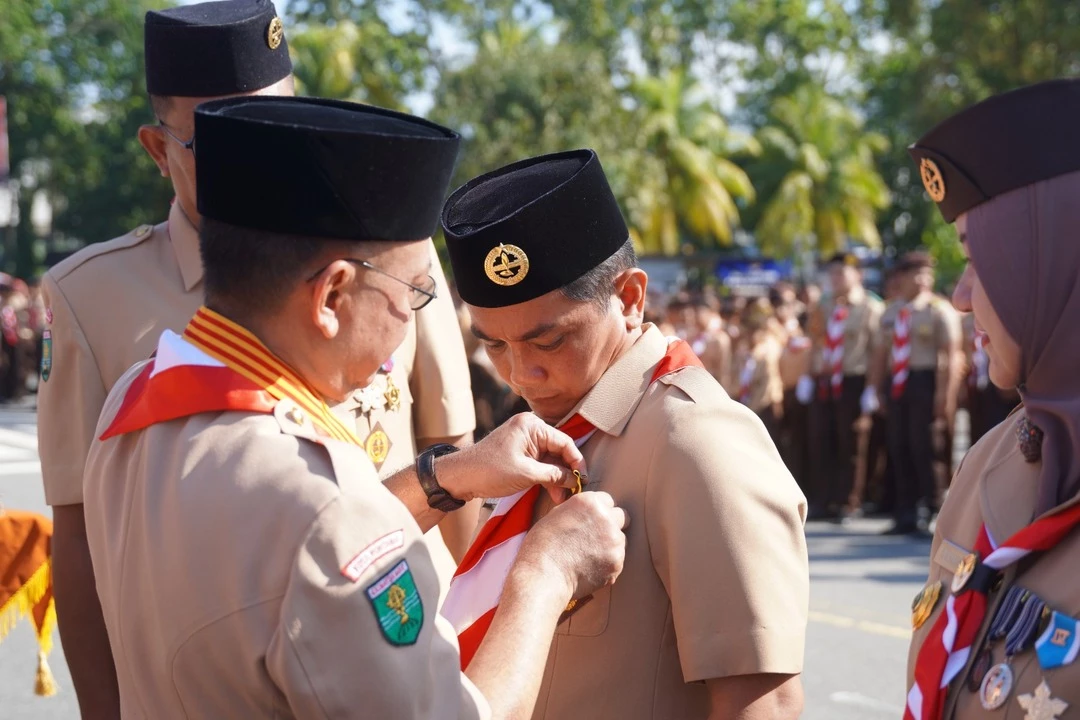 Bahasan Terima Lencana Darma Bakti