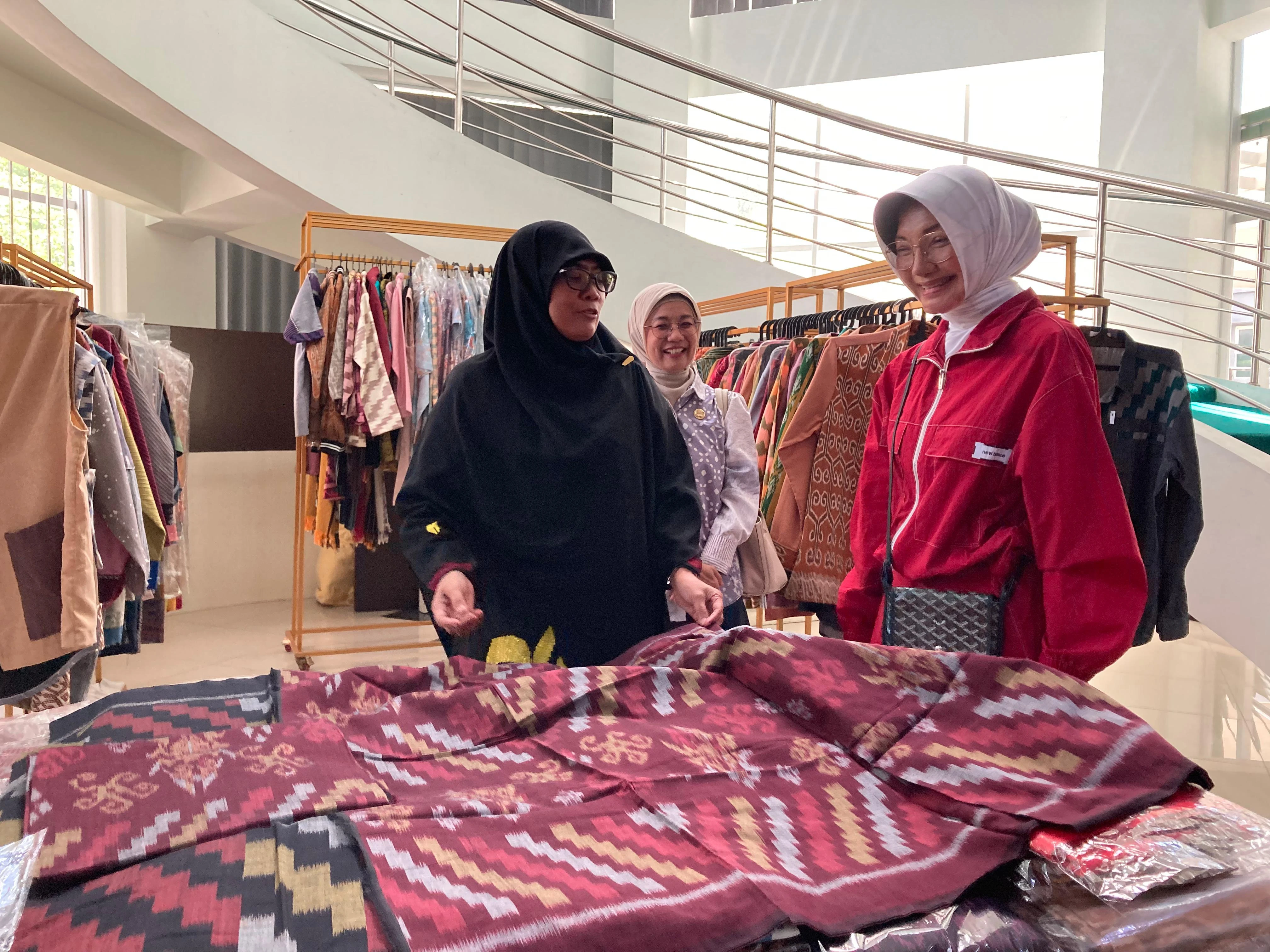 Ketua DWP Kementerian LH Terkesan UMKM Center Pontianak