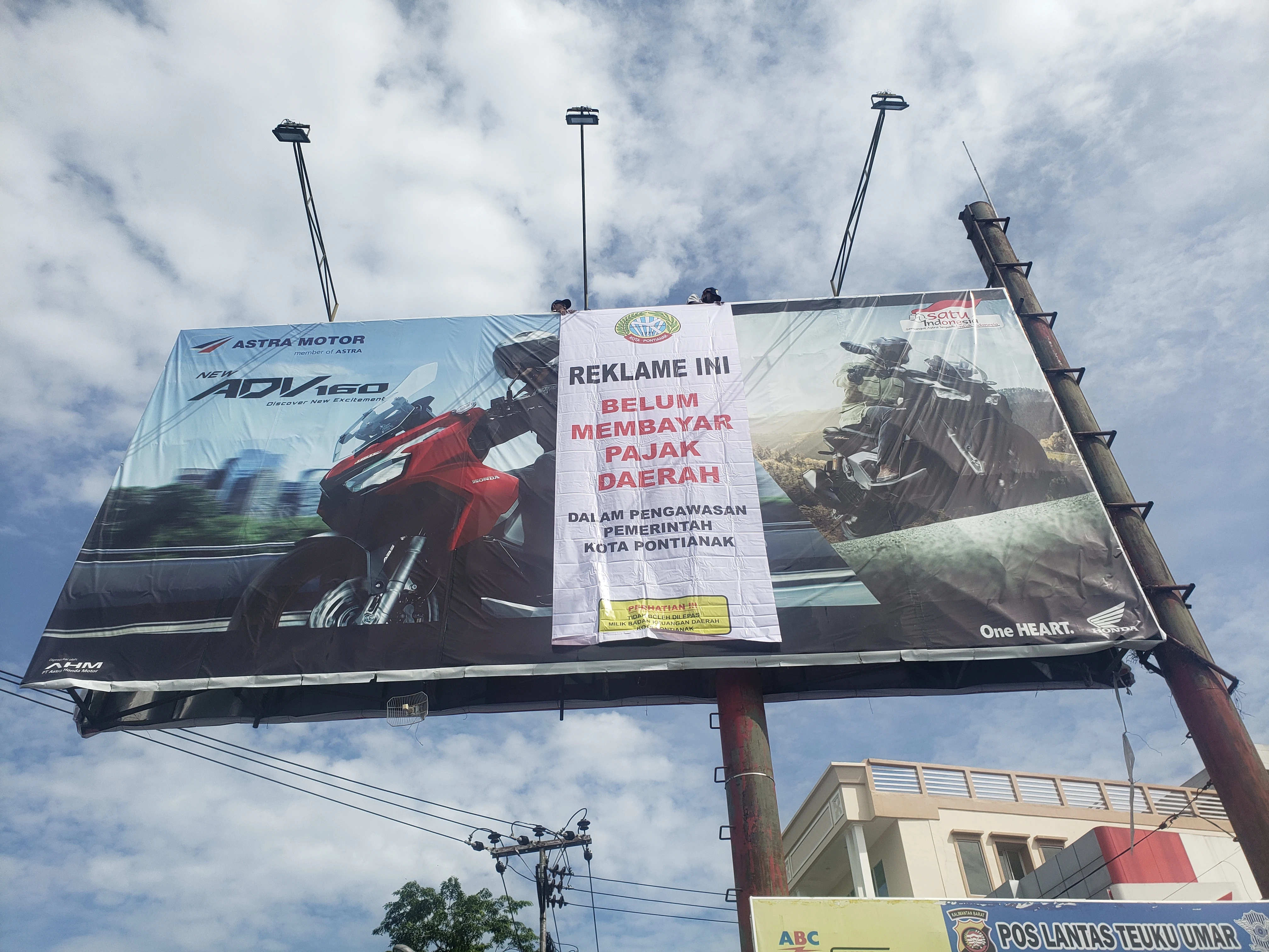 Abai Bayar Pajak Reklame, Sejumlah Billboard Disegel