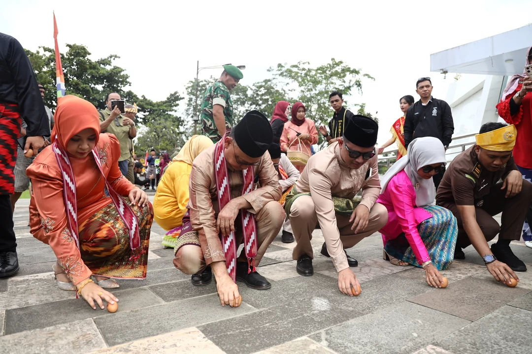 Wisatawan Mancanegara Terpukau Fenomena Kulminasi di Tugu Khatulistiwa