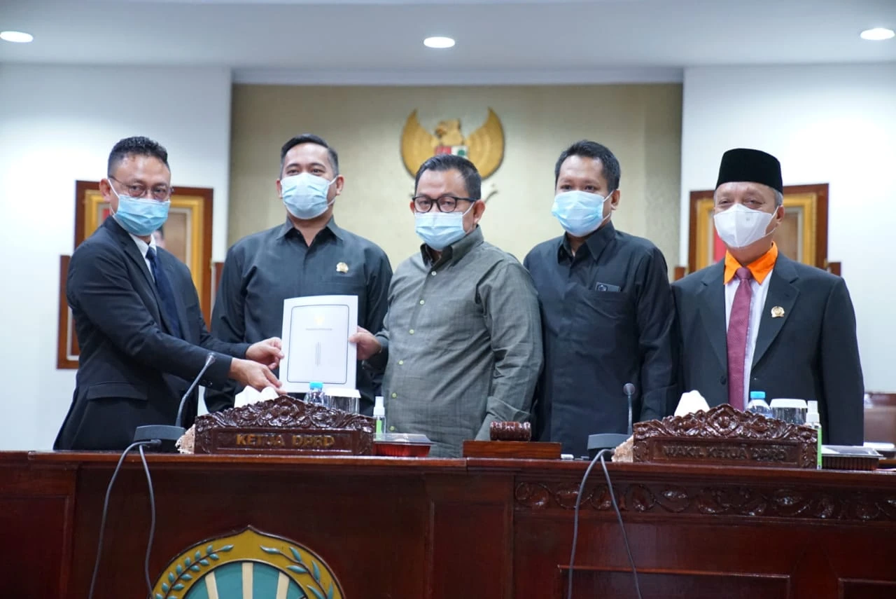 Sahkan 11 Raperda, Edi Harap Jadi Landasan Hukum