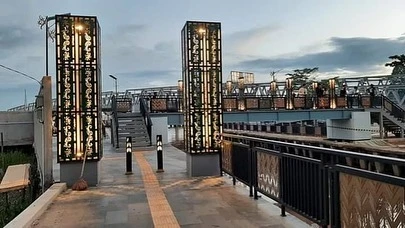 Teras Parit Nanas Sajikan Pemandangan Sungai Di Bawah Jembatan Landak