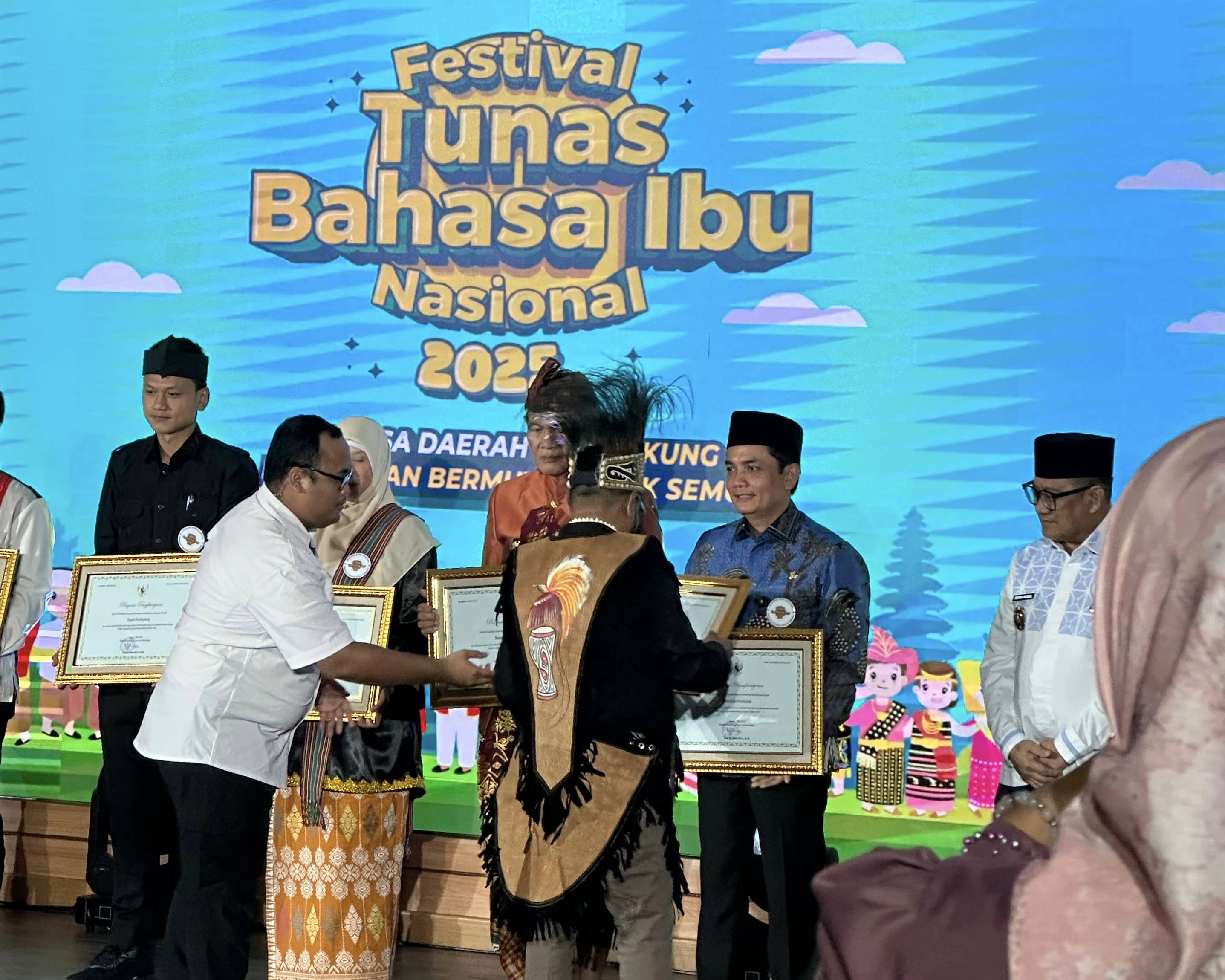Komitmen Lestarikan Bahasa Daerah, Wali Kota Pontianak Raih Penghargaan Nasional