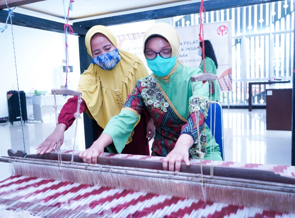 Melestarikan Kearifan Lokal Dengan Pelatihan Tenun Ikat Corak Insang