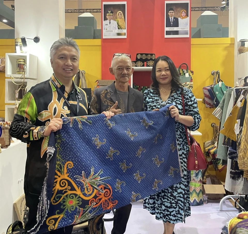 Pejabat Sarawak Beli Kain Lukisan Prada di Stand Pontianak Inacraft