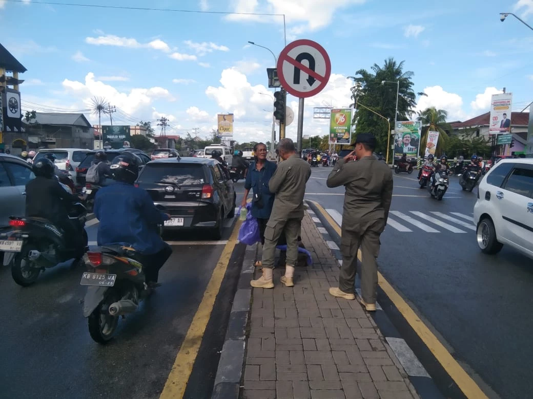 Satpol PP Pontianak Imbau Warga Tak Beri Uang ke Pengemis di Jalanan