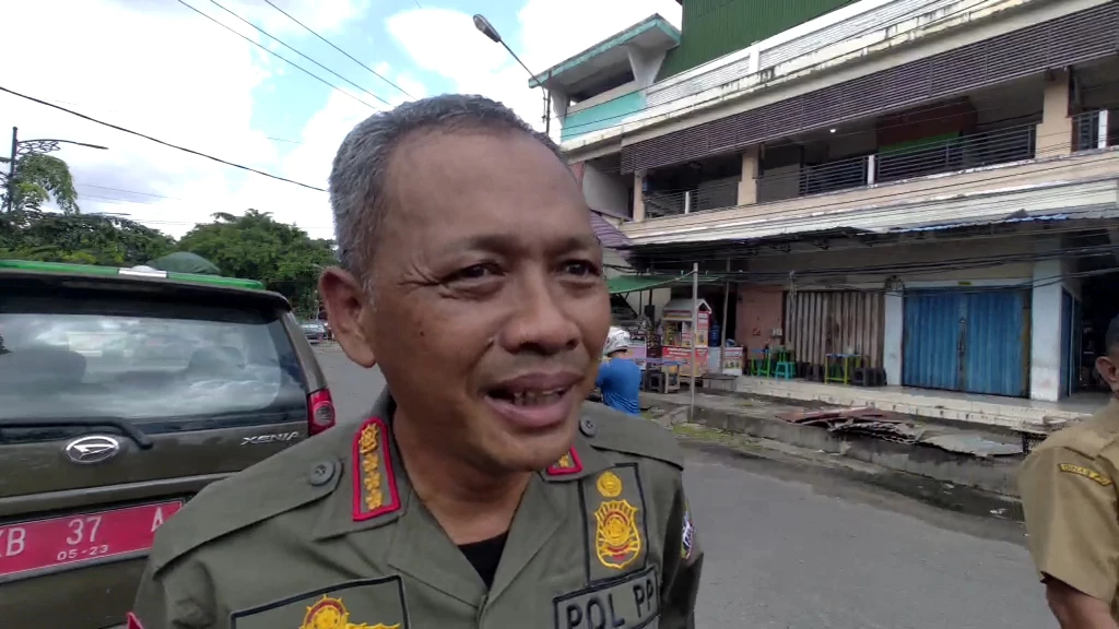 Satpol PP Pontianak Tertibkan 400 Baliho di Pohon