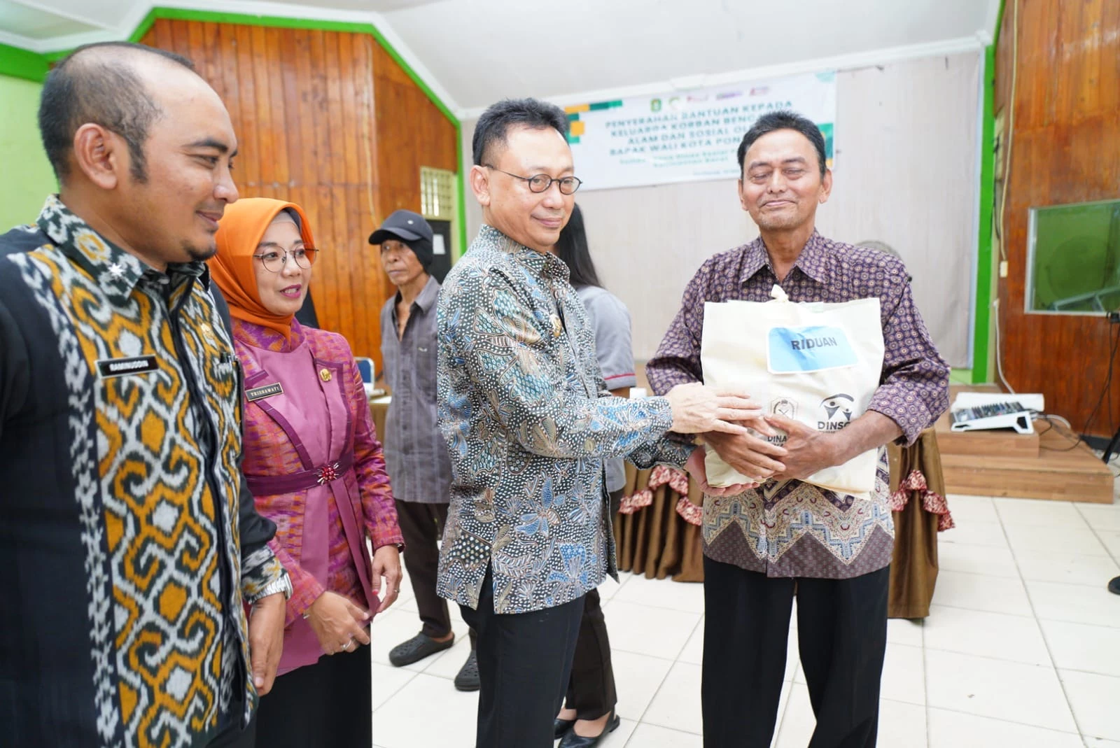 Wako Serahkan Bantuan Korban Bencana Alam dan Sosial