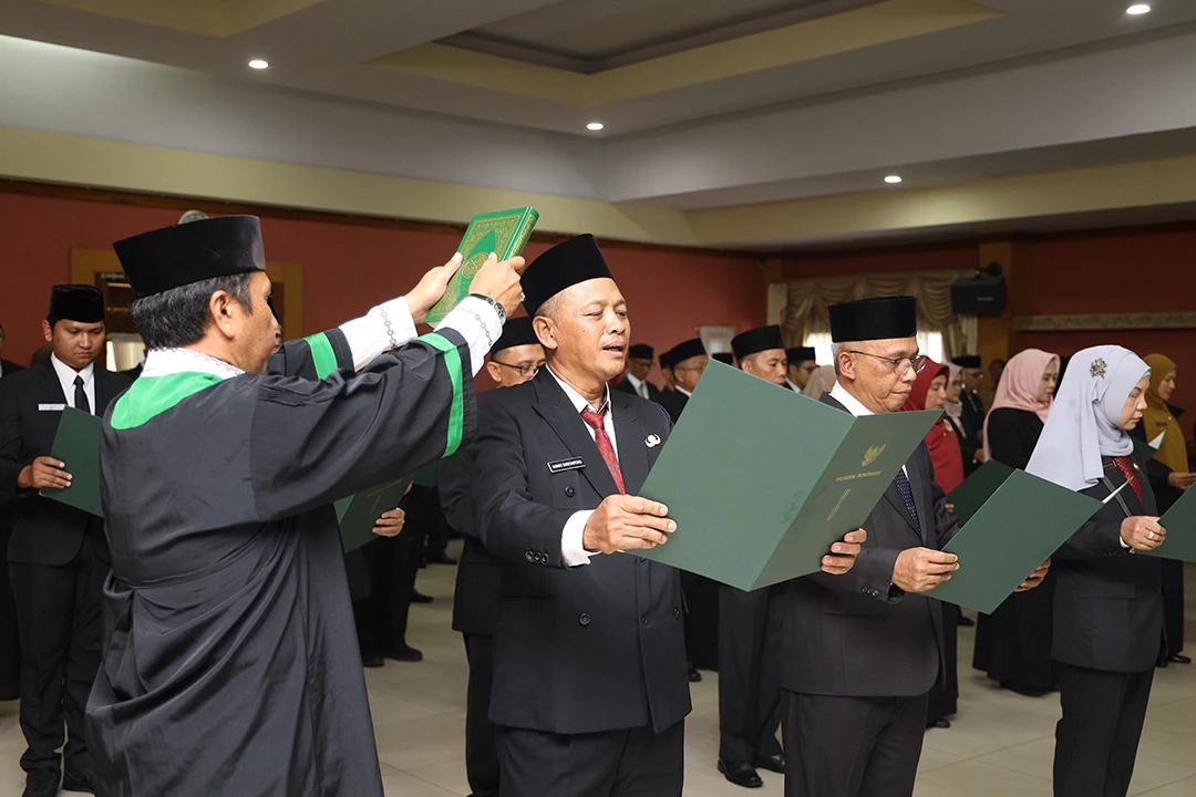 Wali Kota Lantik Ahmad Sudiyantoro Sebagai Kasatpol PP