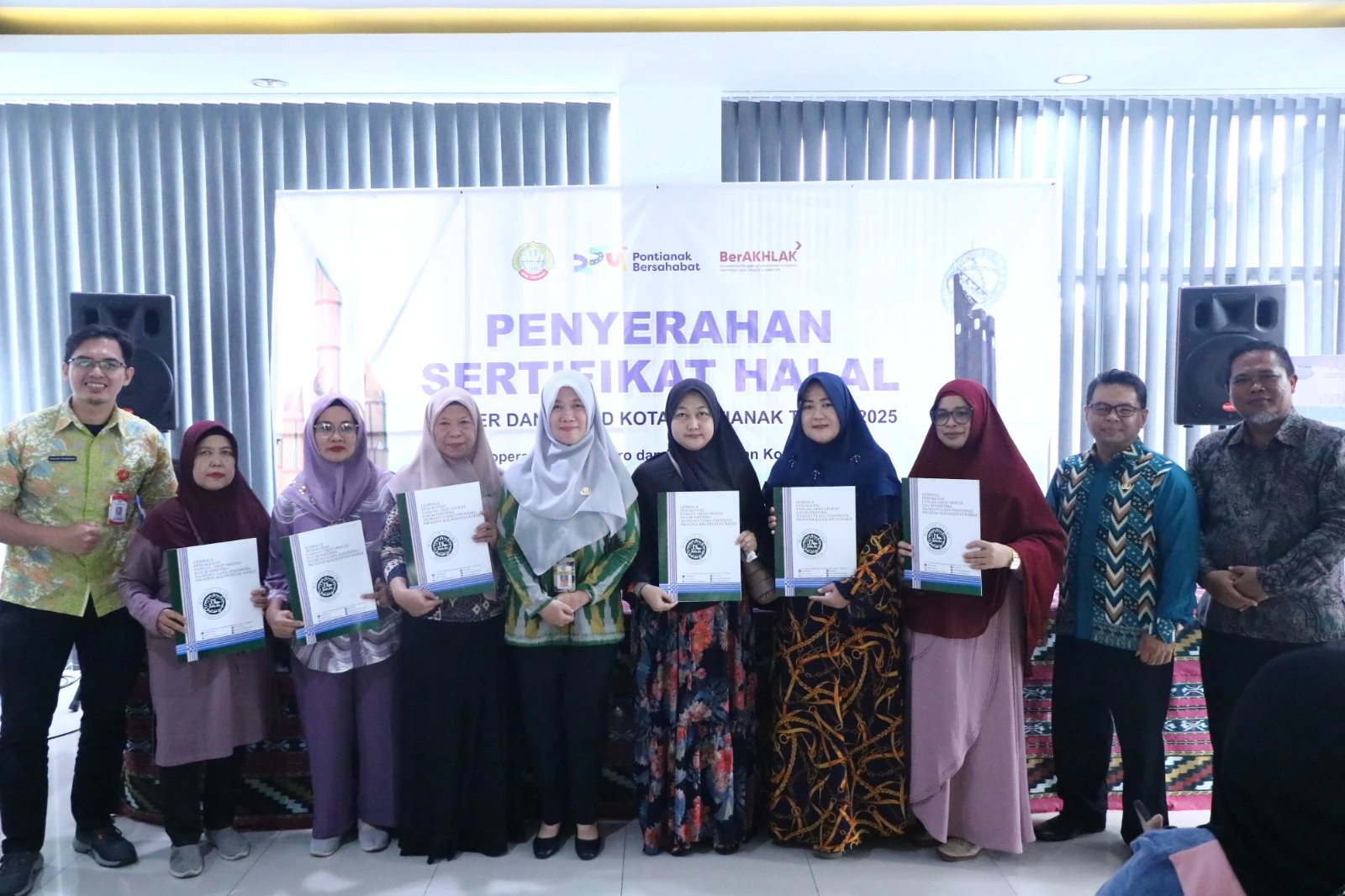 Pemkot Serahkan 40 Sertifikat Halal Untuk UMKM