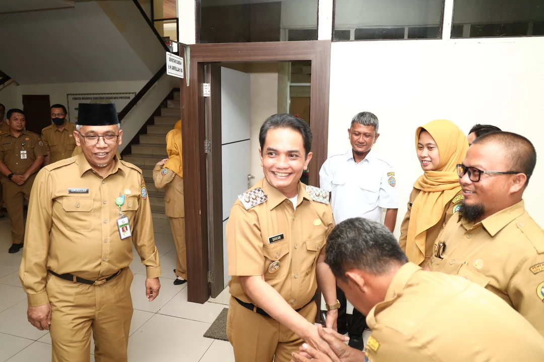 Hari Pertama Ngantor, Bahasan Disambut ASN Kantor Wali Kota