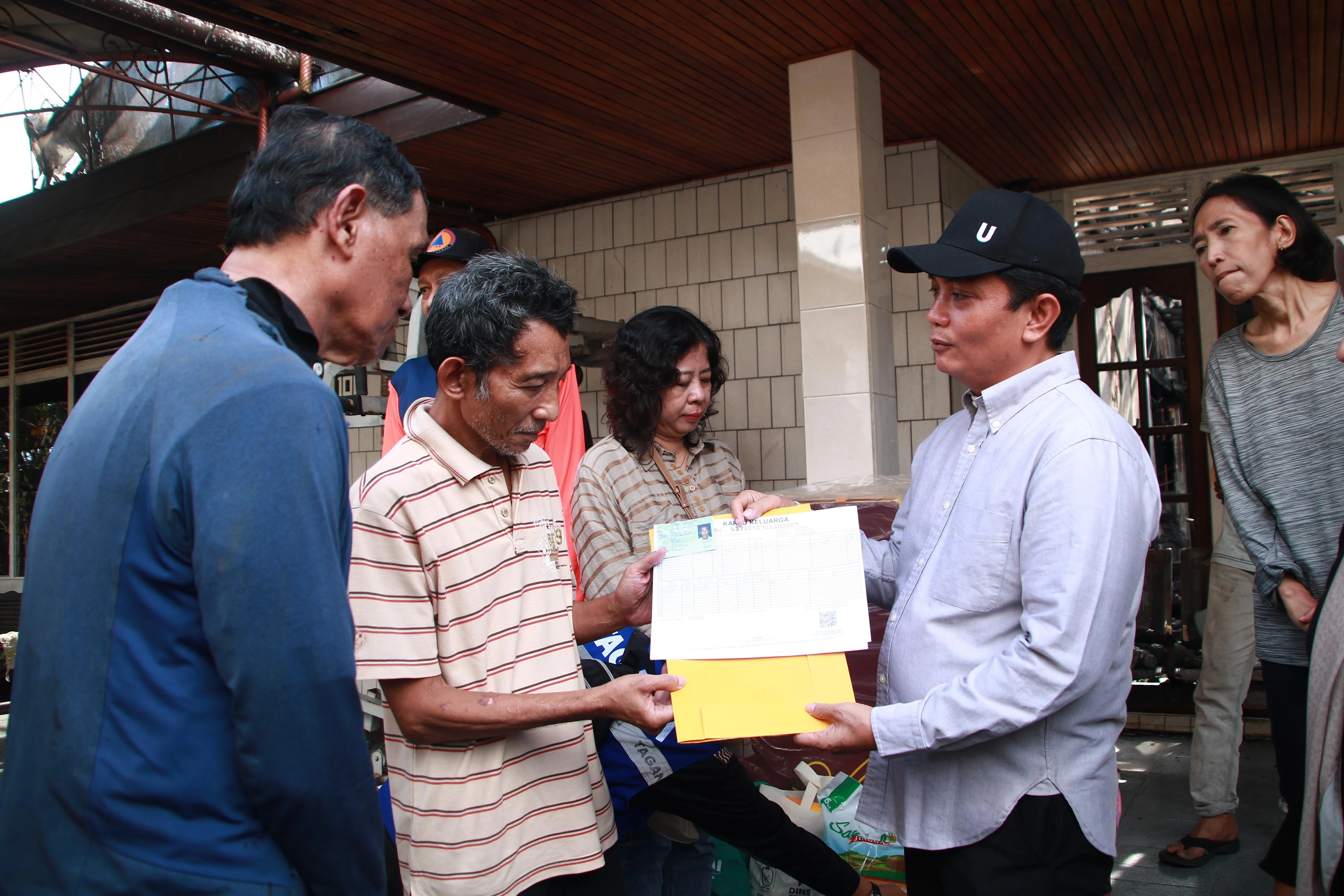 Wawako Bahasan Serahkan Bantuan bagi Korban Kebakaran di Gang Sa’aman