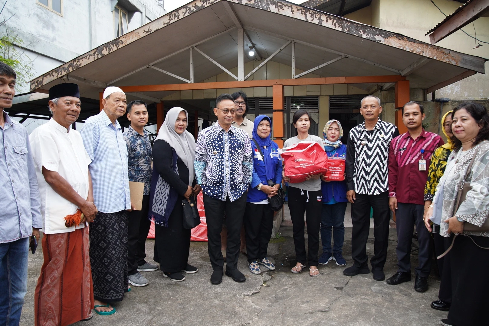 Wali Kota Serahkan Bantuan Korban Kebakaran di Jalan Prof Dr Hamka