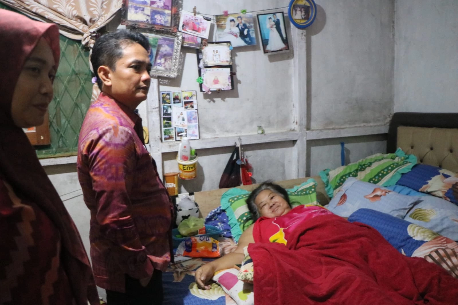 Bahasan Serahkan Bantuan Kursi Roda Untuk Warga Korban Tertimpa Pohon