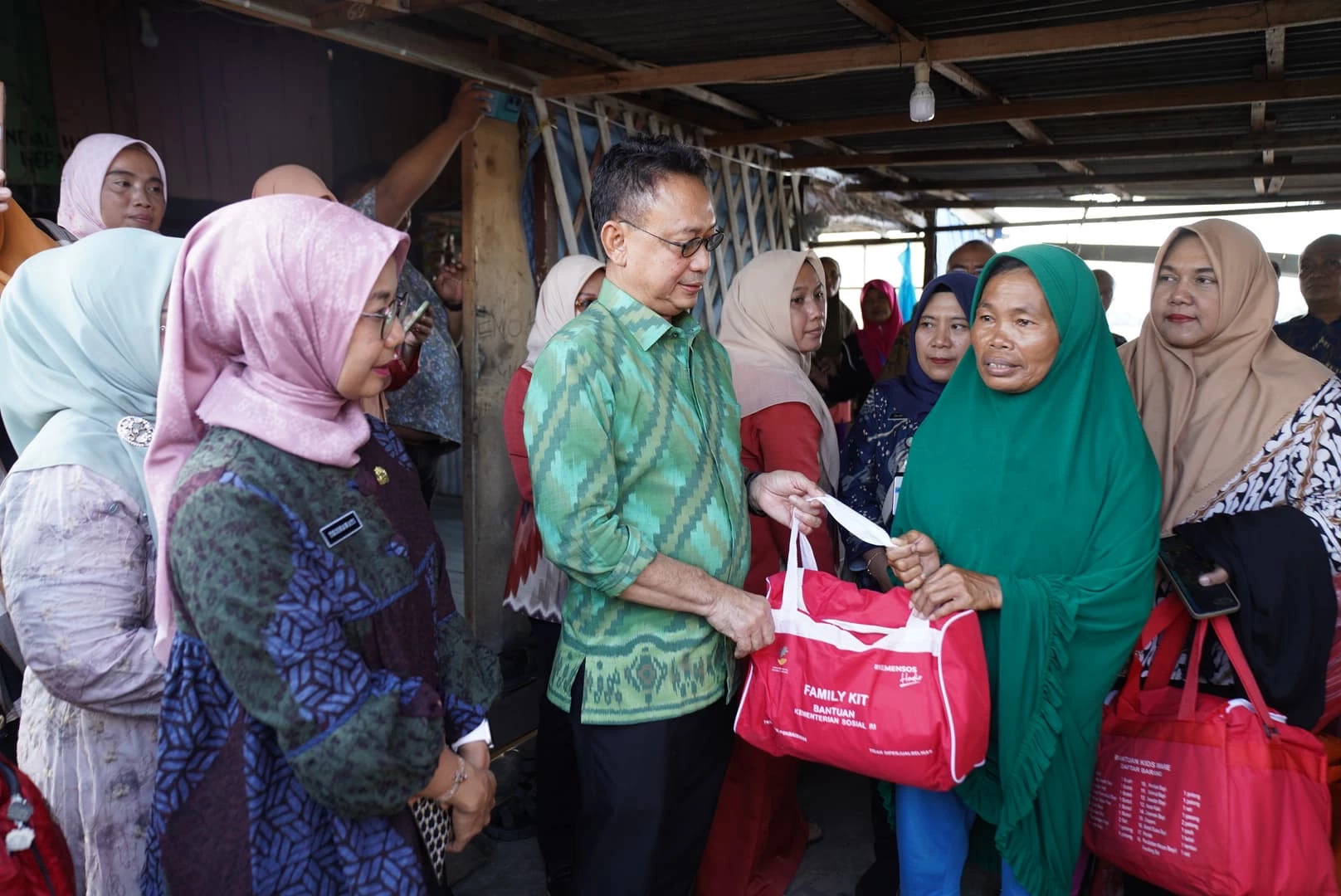 Rumah Warga Roboh Dihantam Ombak Kapal, Wali Kota Tinjau dan Beri Bantuan