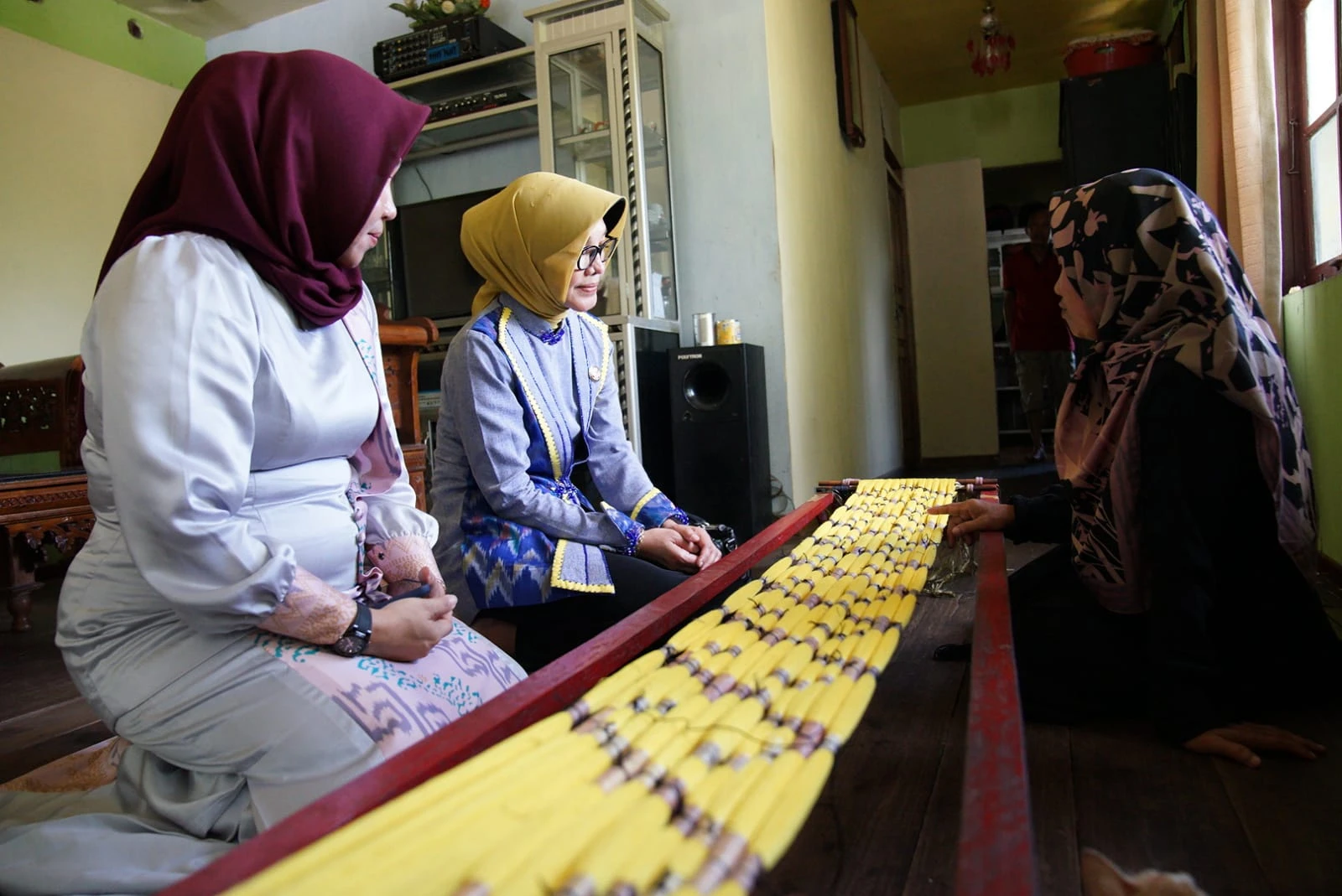 Dekranasda Pontianak Timba Ilmu Tenun di Sambas