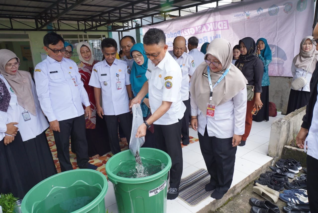 Wali Kota Serahkan Paket Budikdamber untuk Cegah Stunting dan Kendalikan Inflasi