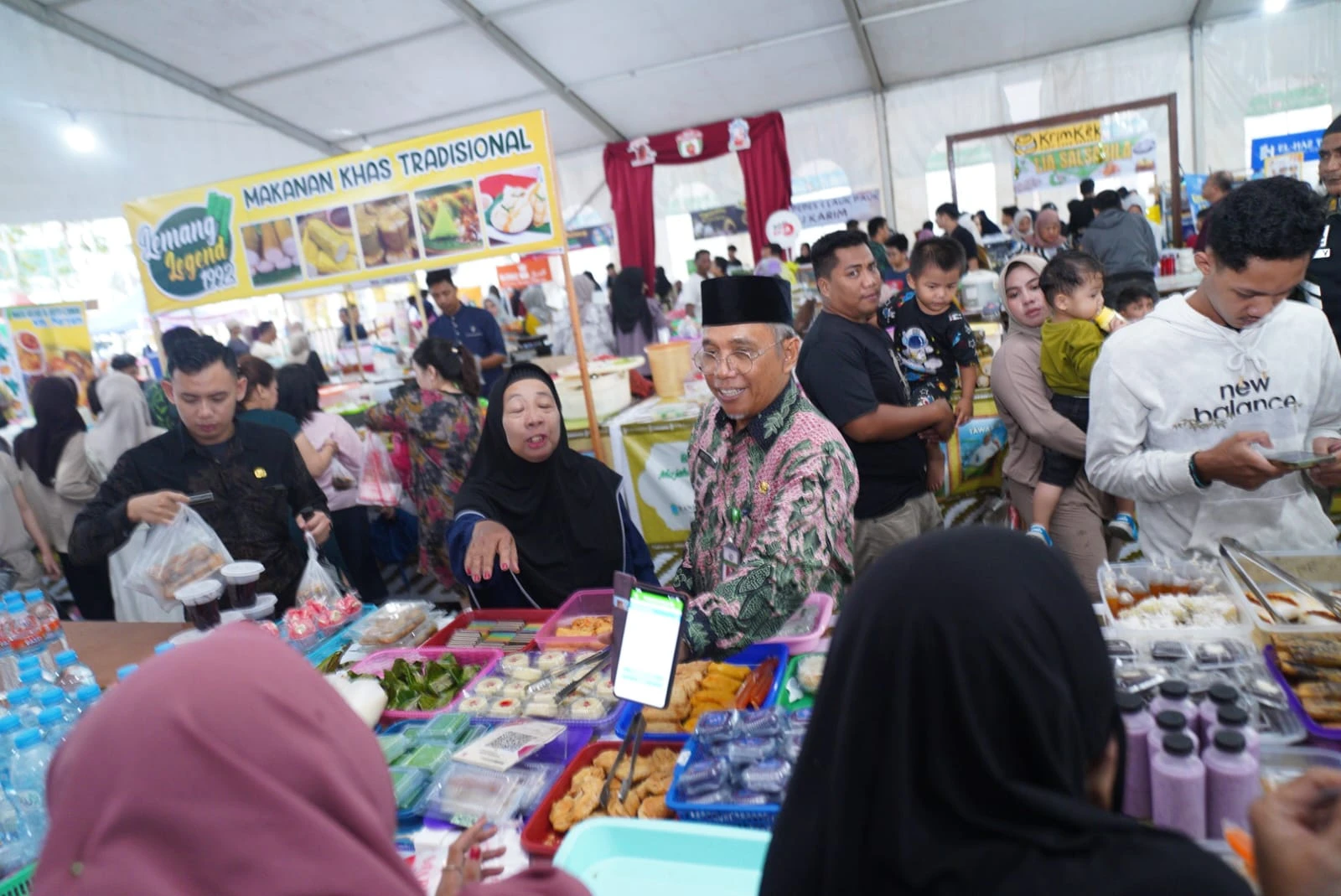 Warga Berbondong Serbu Pasar Juadah Masjid Raya Mujahidin