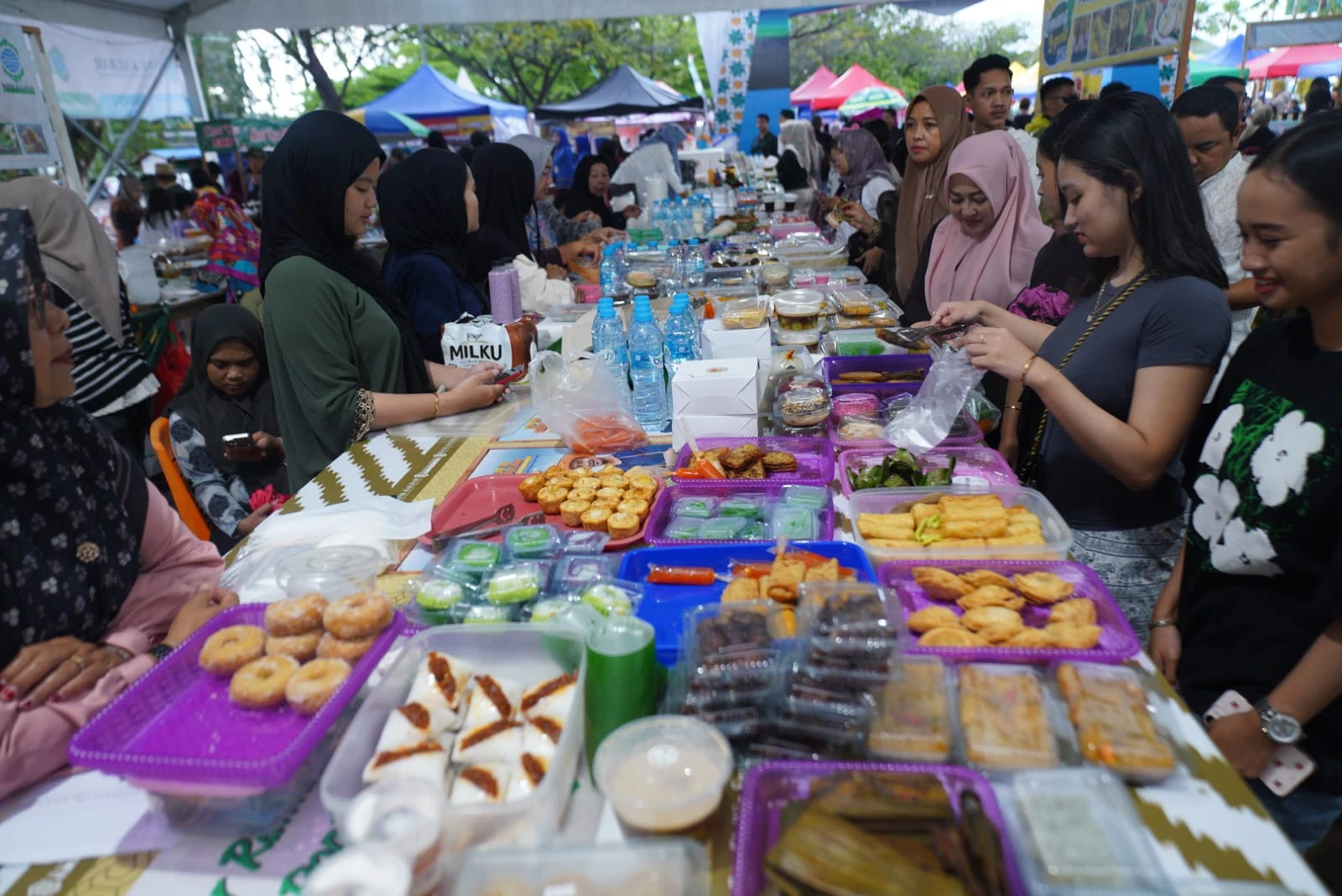 Warga Berbondong Serbu Pasar Juadah Masjid Raya Mujahidin