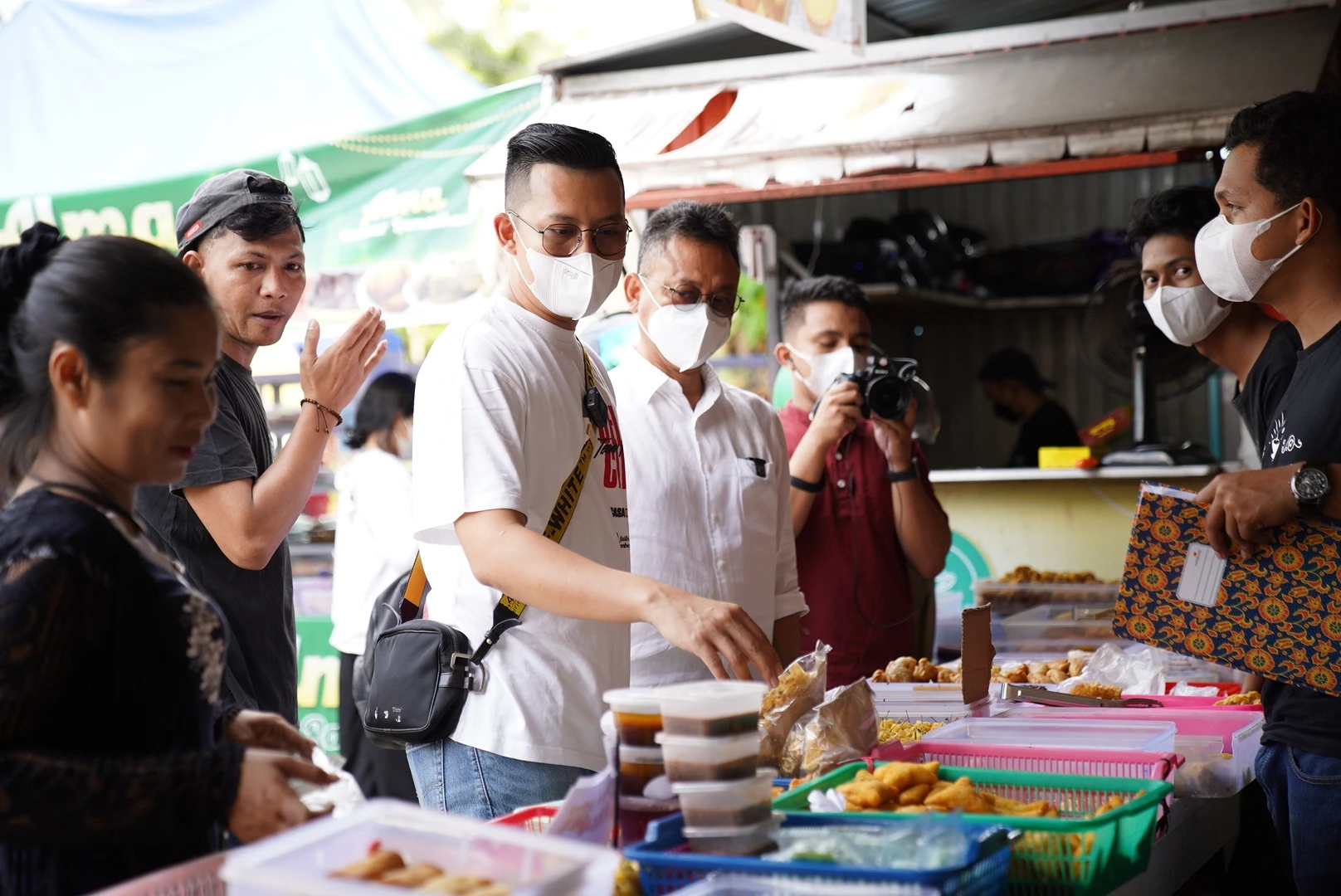 Kolaborasi Wali Kota dan Hobby Makan, Borong Takjil dan Traktir Warga Berbuka Puasa