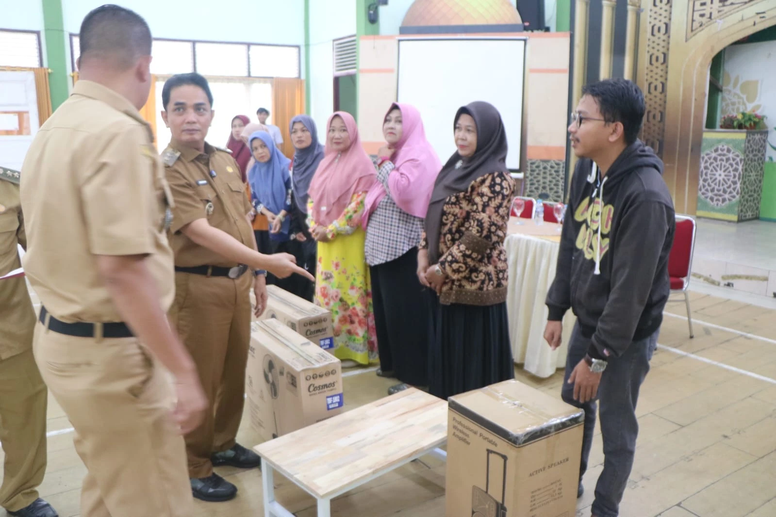 Wawako Serahkan Bantuan Barang di Pontianak Utara