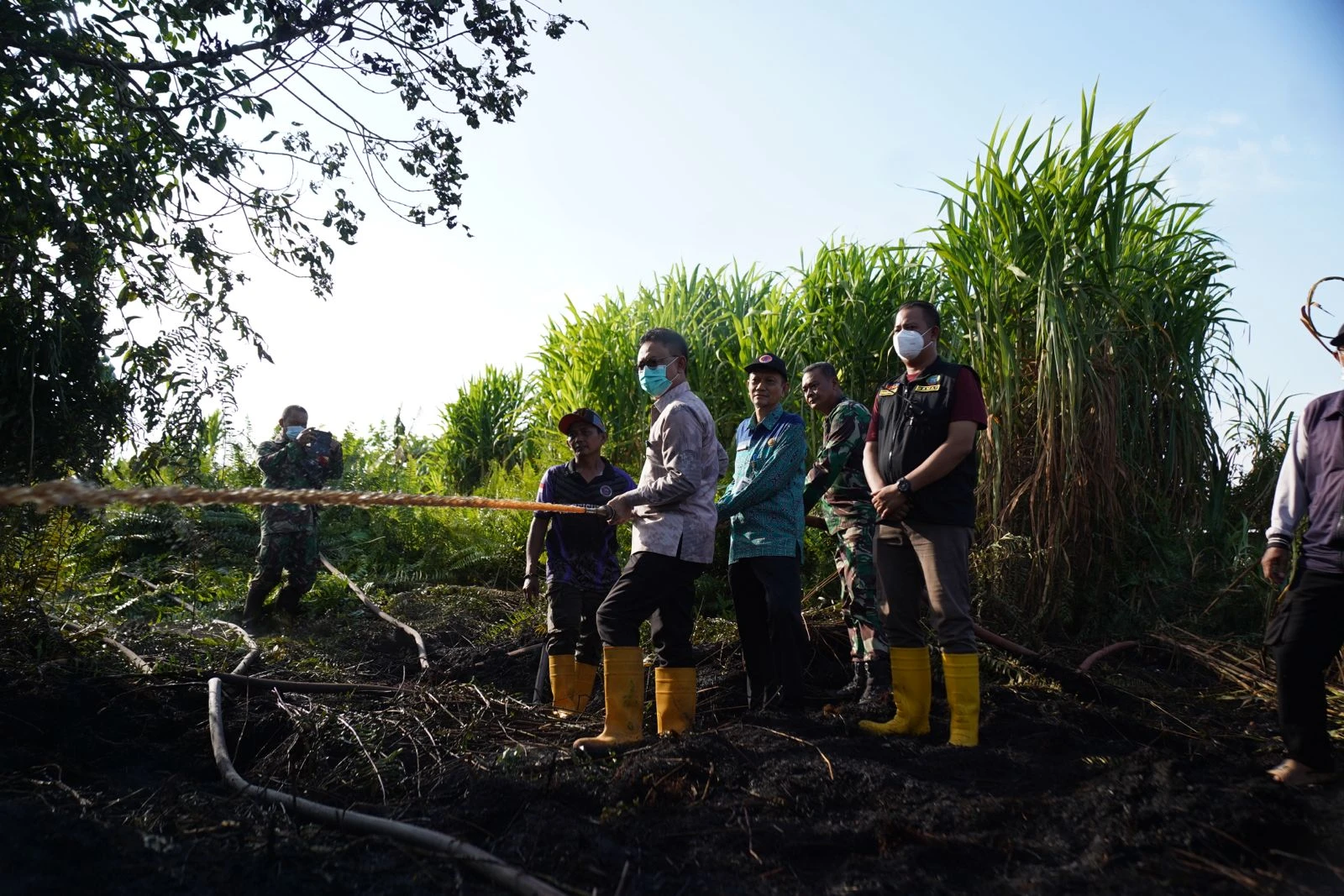 Edi Tinjau Kebakaran di Batas Kota