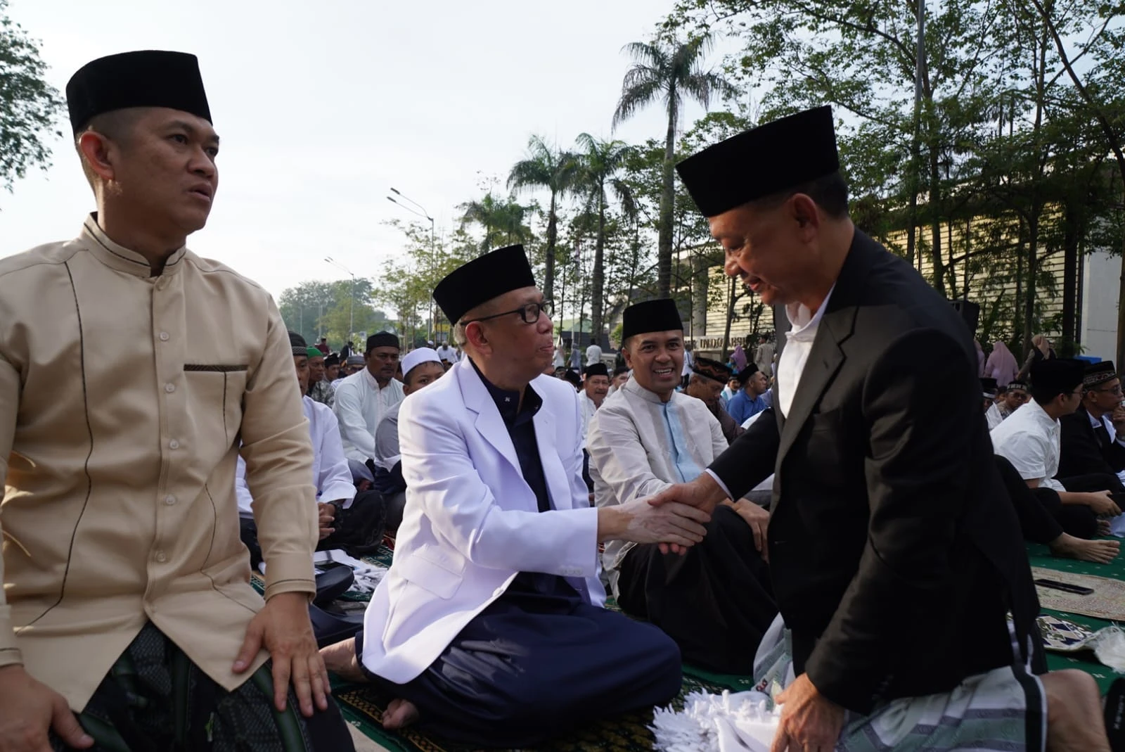 Momen Edi Kamtono dan Sutarmidji Salat Id di depan Taman Alun Kapuas