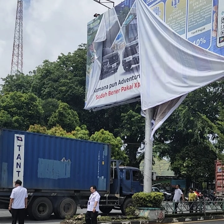 Tegas, Bapenda Copot Reklame Abai Bayar Pajak